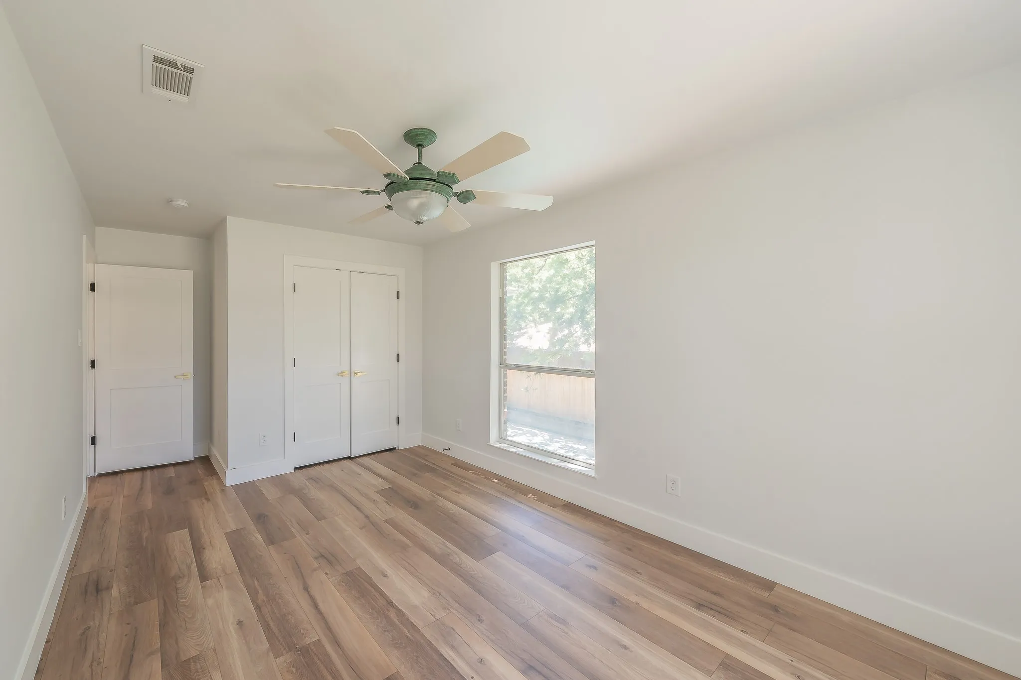 Single Family Residence For Sale in Tarrant County , 2815 Perkins Road, Arlington, Texas 76016, 5 Bedroom, 4 Bathroom, 2 Garage spaces, 4,034 Sqft, built in 1985, mls#21303231, Real Estate Agent in Arlington, Homes For Sale in Tarrant county, Homes For Sale in Arlington, Realtor in Arlington Texas, Real Estate Brokerage Independent Realty Texas, Luminita Cordes Realtor
