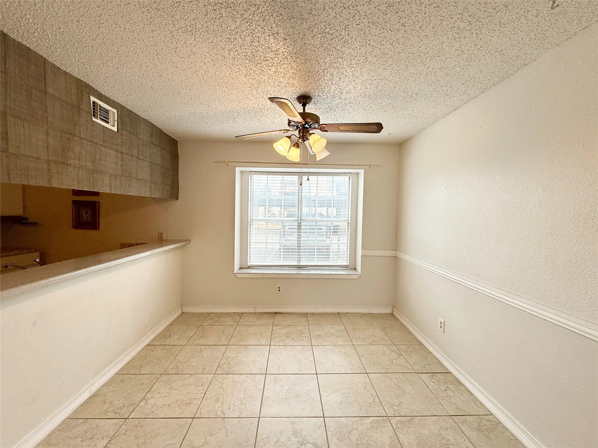 Condominium For Rent in Dallas County , 12480 Abrams Road 2702, Dallas, Texas 75243, 1 Bedroom, 1 Bathroom, Garage spaces, 779 Sqft, built in 1982, mls#21303300, Real Estate Agent in Dallas, Homes For Rent in Dallas county, Homes For Rent in Dallas, Realtor in Dallas Texas, Real Estate Brokerage Independent Realty Texas, Luminita Cordes Realtor