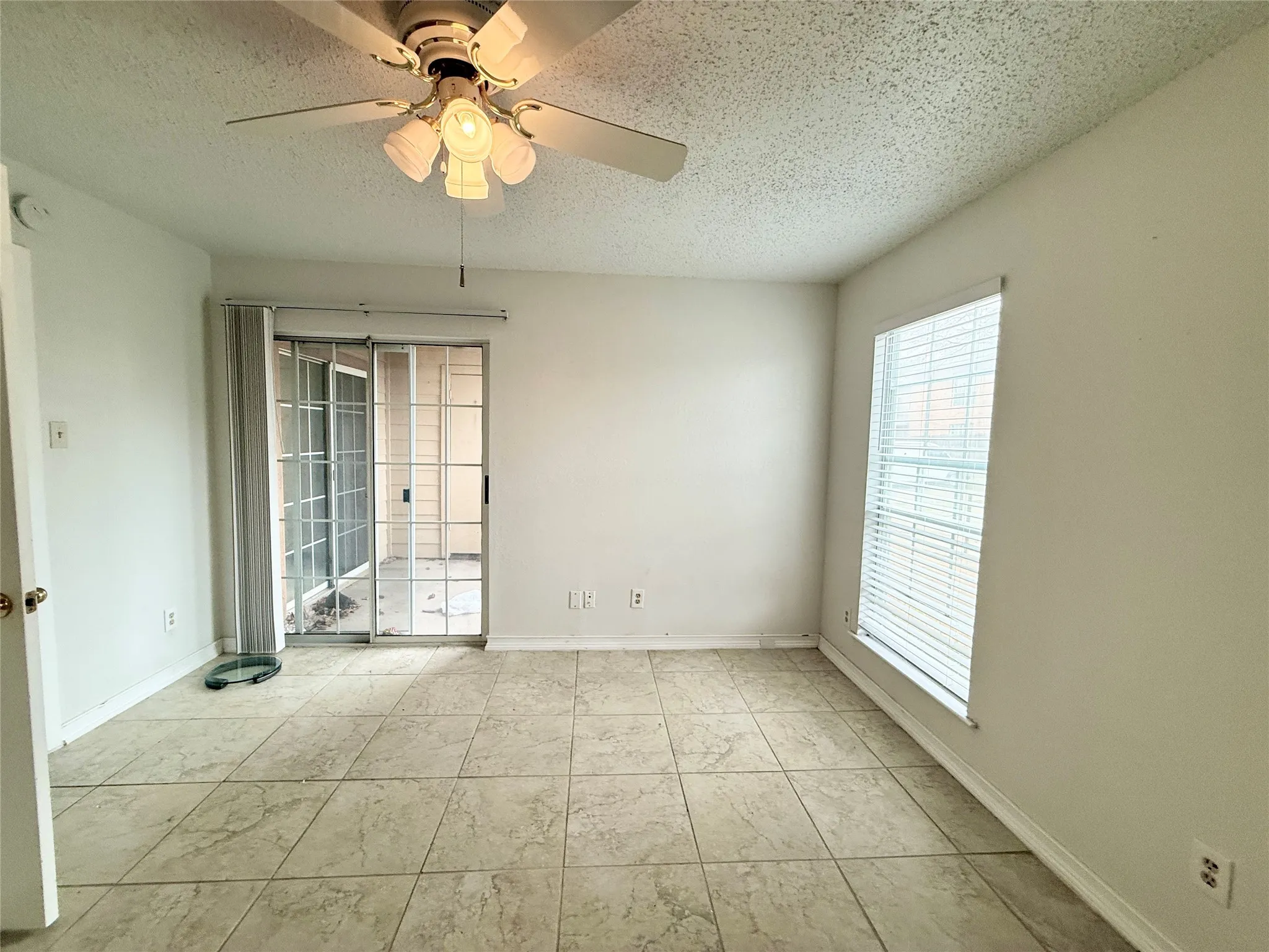 Condominium For Rent in Dallas County , 12480 Abrams Road 2702, Dallas, Texas 75243, 1 Bedroom, 1 Bathroom, Garage spaces, 779 Sqft, built in 1982, mls#21303300, Real Estate Agent in Dallas, Homes For Rent in Dallas county, Homes For Rent in Dallas, Realtor in Dallas Texas, Real Estate Brokerage Independent Realty Texas, Luminita Cordes Realtor