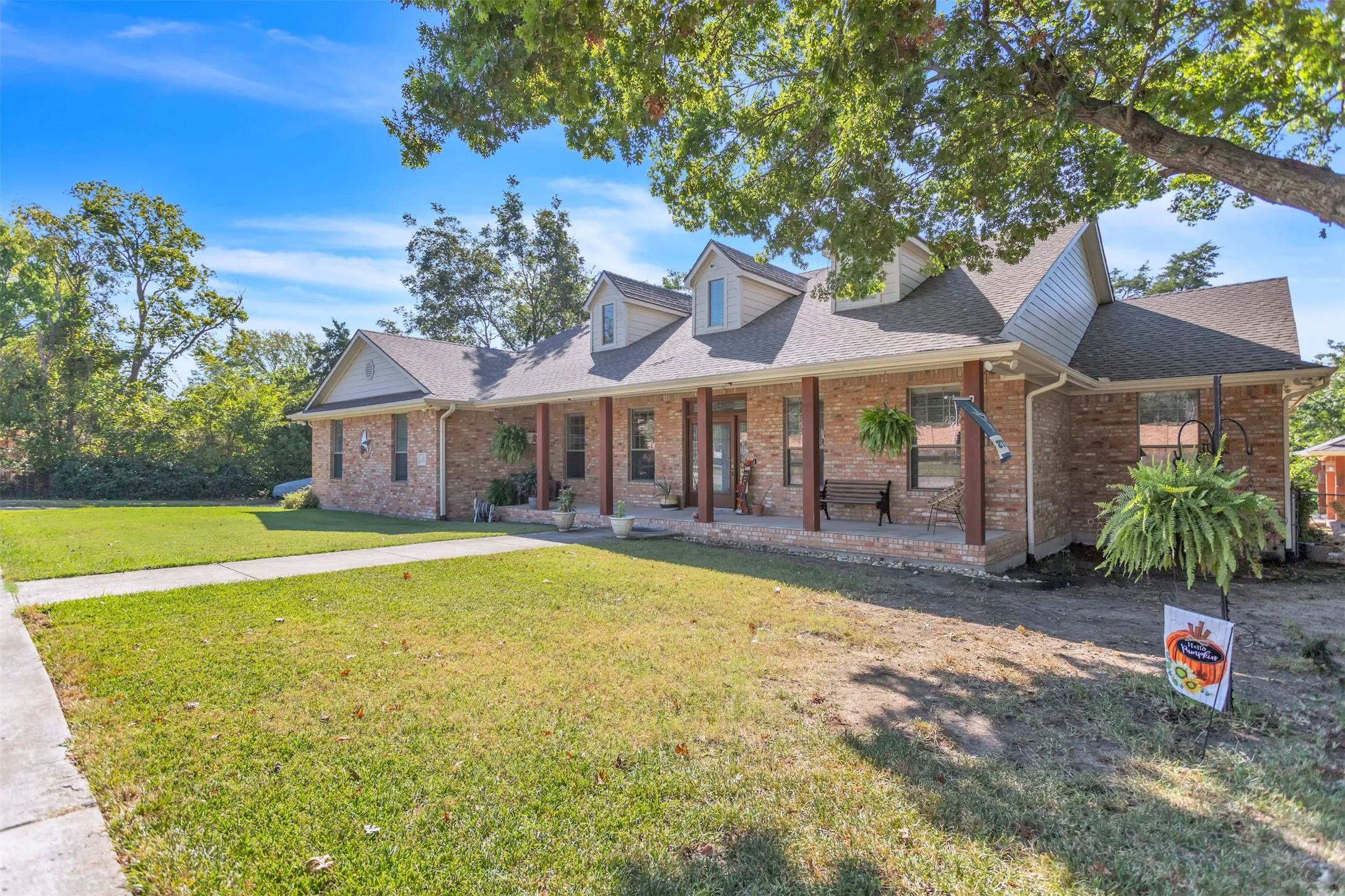 Single Family Residence For Sale in Dallas County , 218 New Market Road, Mesquite, Texas 75149, 4 Bedroom, 4 Bathroom, 2 Garage spaces, 2,855 Sqft, built in 2002, Price $624,999, mls#21233295, Real Estate Agent in Mesquite, Homes For Sale in Dallas county, Homes For Sale in Mesquite, Realtor in Mesquite Texas, Real Estate Brokerage Independent Realty Texas, Luminita Cordes Realtor