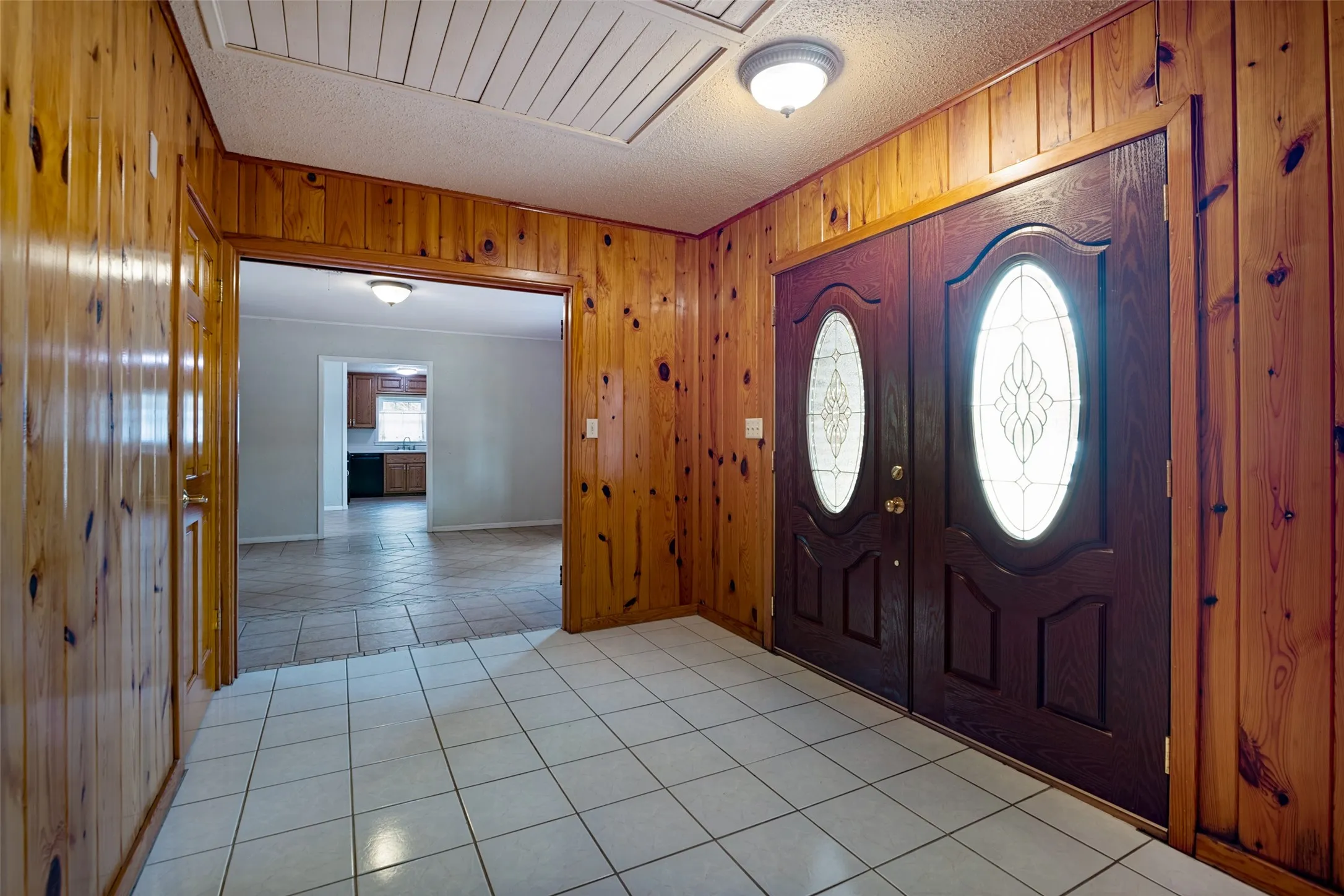 Single Family Residence For Sale in Red River (TX) County , 401 N Main Street, Bogata, Texas 75417, 3 Bedroom, 3 Bathroom, 2 Garage spaces, 2,288 Sqft, built in 1952, mls#21301367, Real Estate Agent in Bogata, Homes For Sale in Red River (TX) county, Homes For Sale in Bogata, Realtor in Bogata Texas, Real Estate Brokerage Independent Realty Texas, Luminita Cordes Realtor