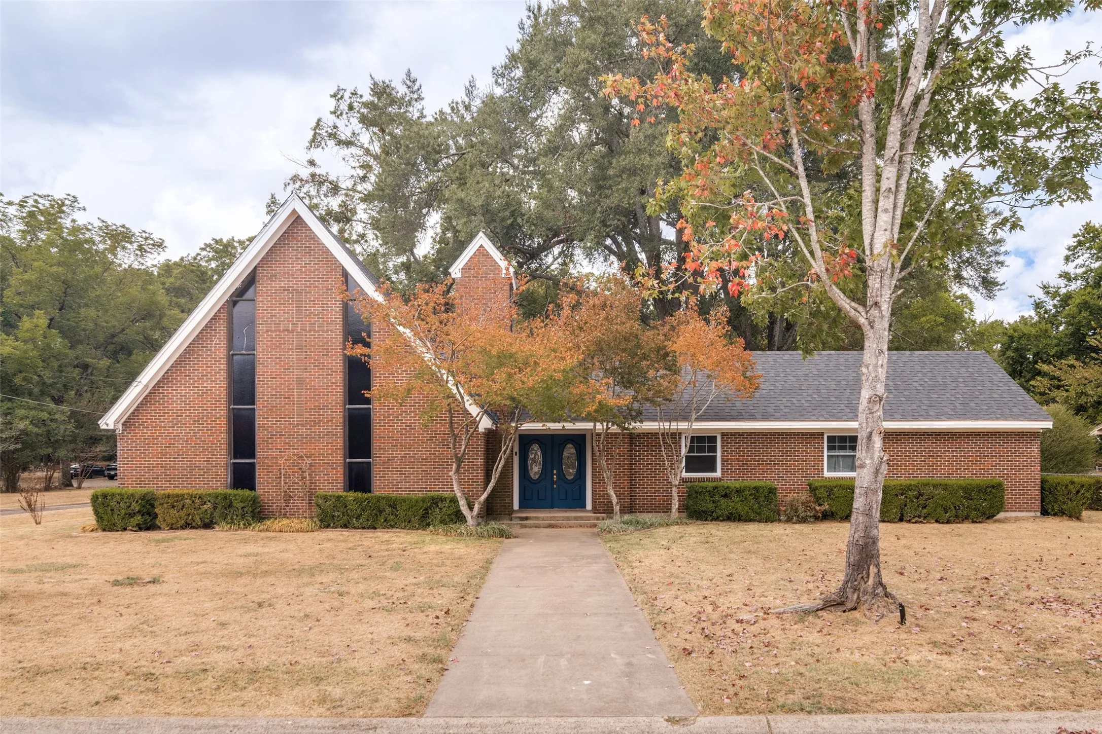 Single Family Residence For Sale in Red River (TX) County , 401 N Main Street, Bogata, Texas 75417, 3 Bedroom, 3 Bathroom, 2 Garage spaces, 2,288 Sqft, built in 1952, mls#21301367, Real Estate Agent in Bogata, Homes For Sale in Red River (TX) county, Homes For Sale in Bogata, Realtor in Bogata Texas, Real Estate Brokerage Independent Realty Texas, Luminita Cordes Realtor