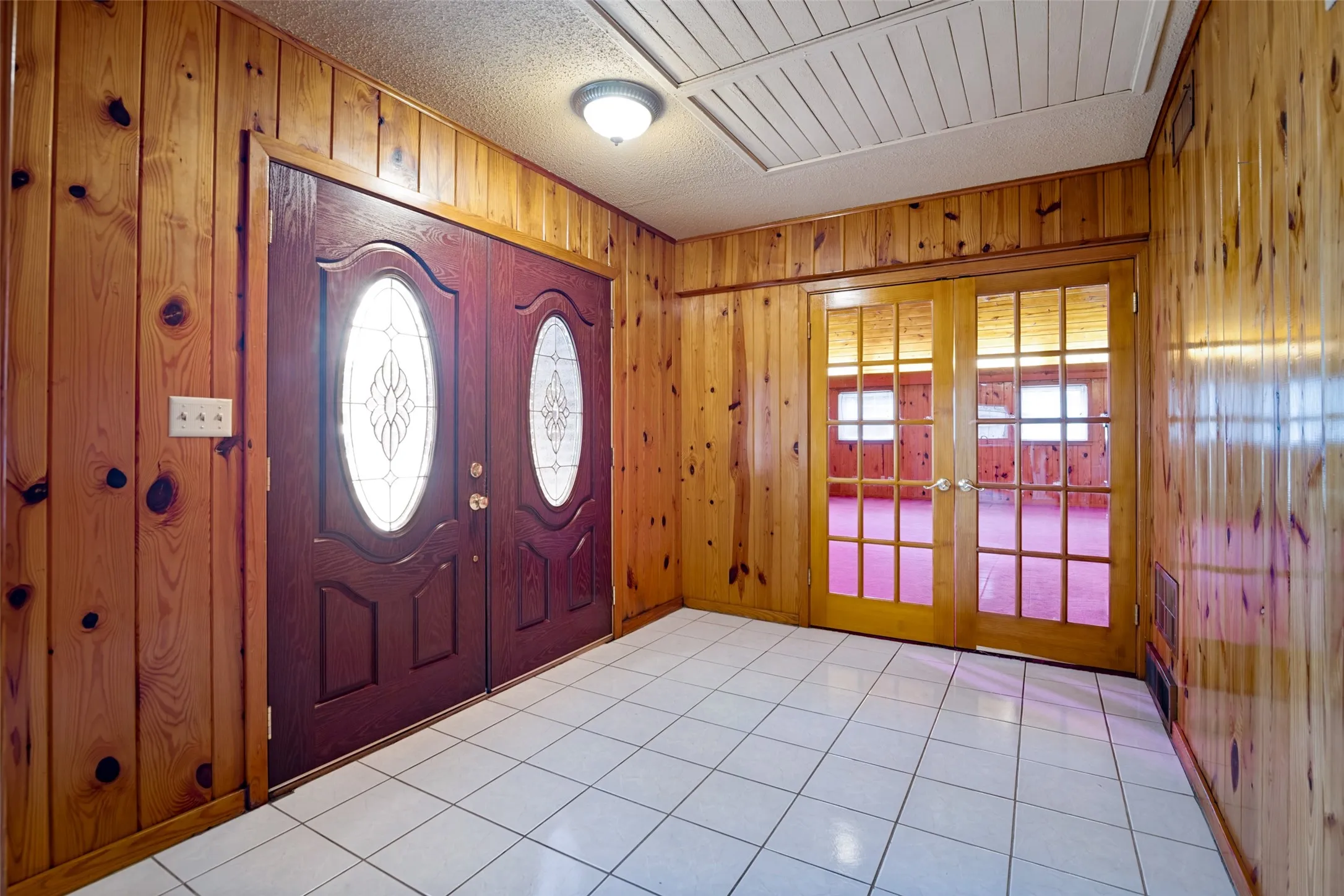 Single Family Residence For Sale in Red River (TX) County , 401 N Main Street, Bogata, Texas 75417, 3 Bedroom, 3 Bathroom, 2 Garage spaces, 2,288 Sqft, built in 1952, mls#21301367, Real Estate Agent in Bogata, Homes For Sale in Red River (TX) county, Homes For Sale in Bogata, Realtor in Bogata Texas, Real Estate Brokerage Independent Realty Texas, Luminita Cordes Realtor