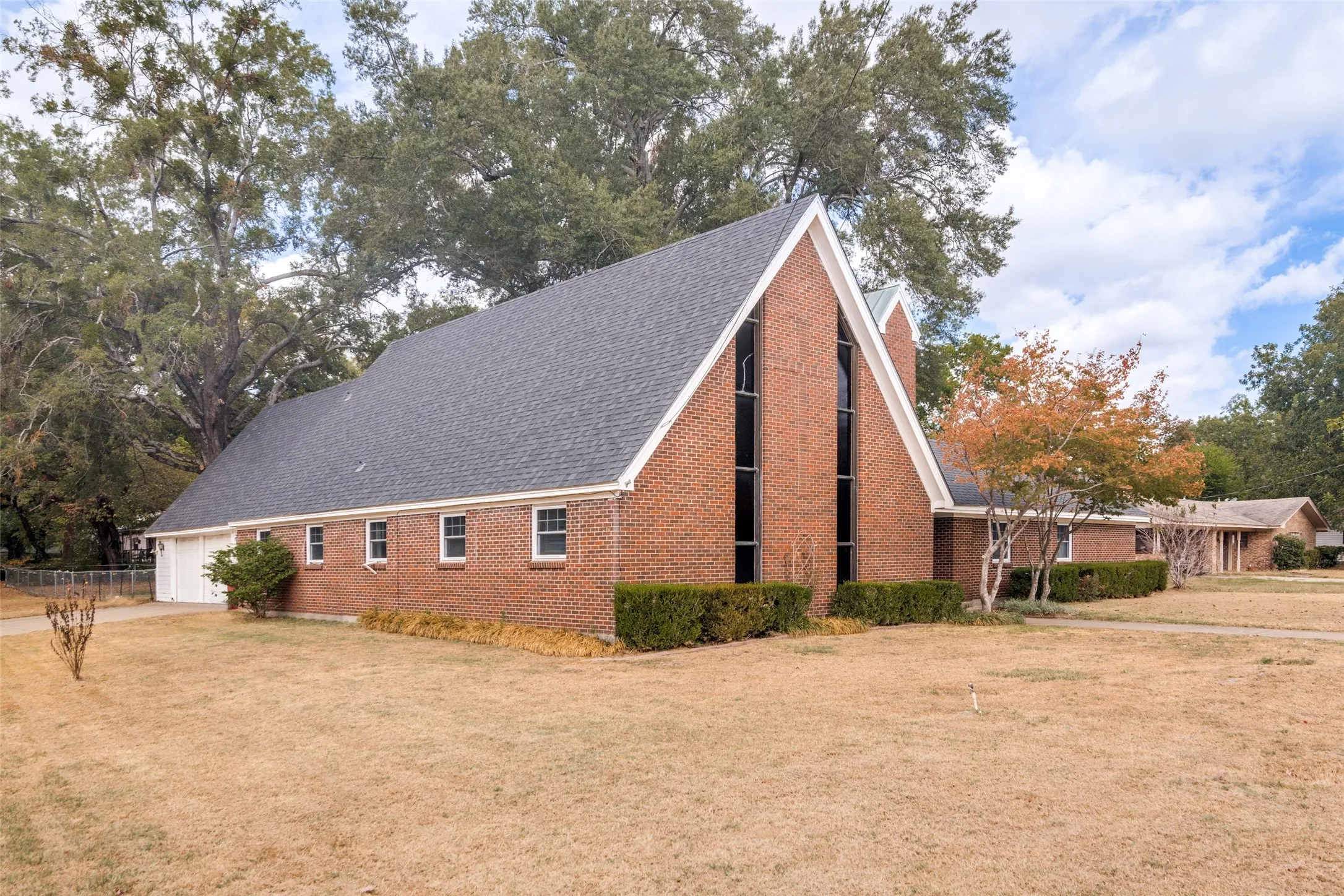 Single Family Residence For Sale in Red River (TX) County , 401 N Main Street, Bogata, Texas 75417, 3 Bedroom, 3 Bathroom, 2 Garage spaces, 2,288 Sqft, built in 1952, mls#21301367, Real Estate Agent in Bogata, Homes For Sale in Red River (TX) county, Homes For Sale in Bogata, Realtor in Bogata Texas, Real Estate Brokerage Independent Realty Texas, Luminita Cordes Realtor