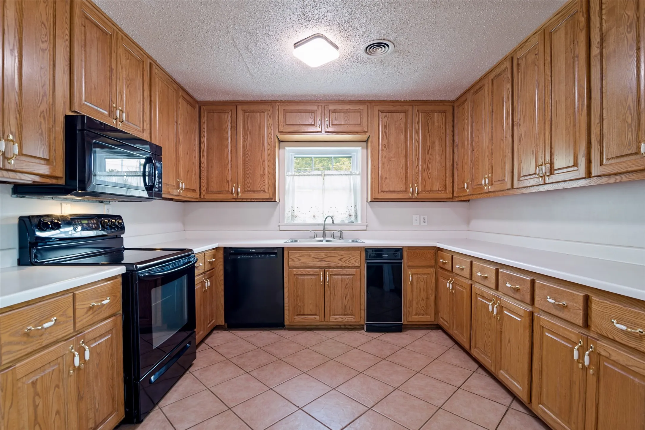 Single Family Residence For Sale in Red River (TX) County , 401 N Main Street, Bogata, Texas 75417, 3 Bedroom, 3 Bathroom, 2 Garage spaces, 2,288 Sqft, built in 1952, mls#21301367, Real Estate Agent in Bogata, Homes For Sale in Red River (TX) county, Homes For Sale in Bogata, Realtor in Bogata Texas, Real Estate Brokerage Independent Realty Texas, Luminita Cordes Realtor