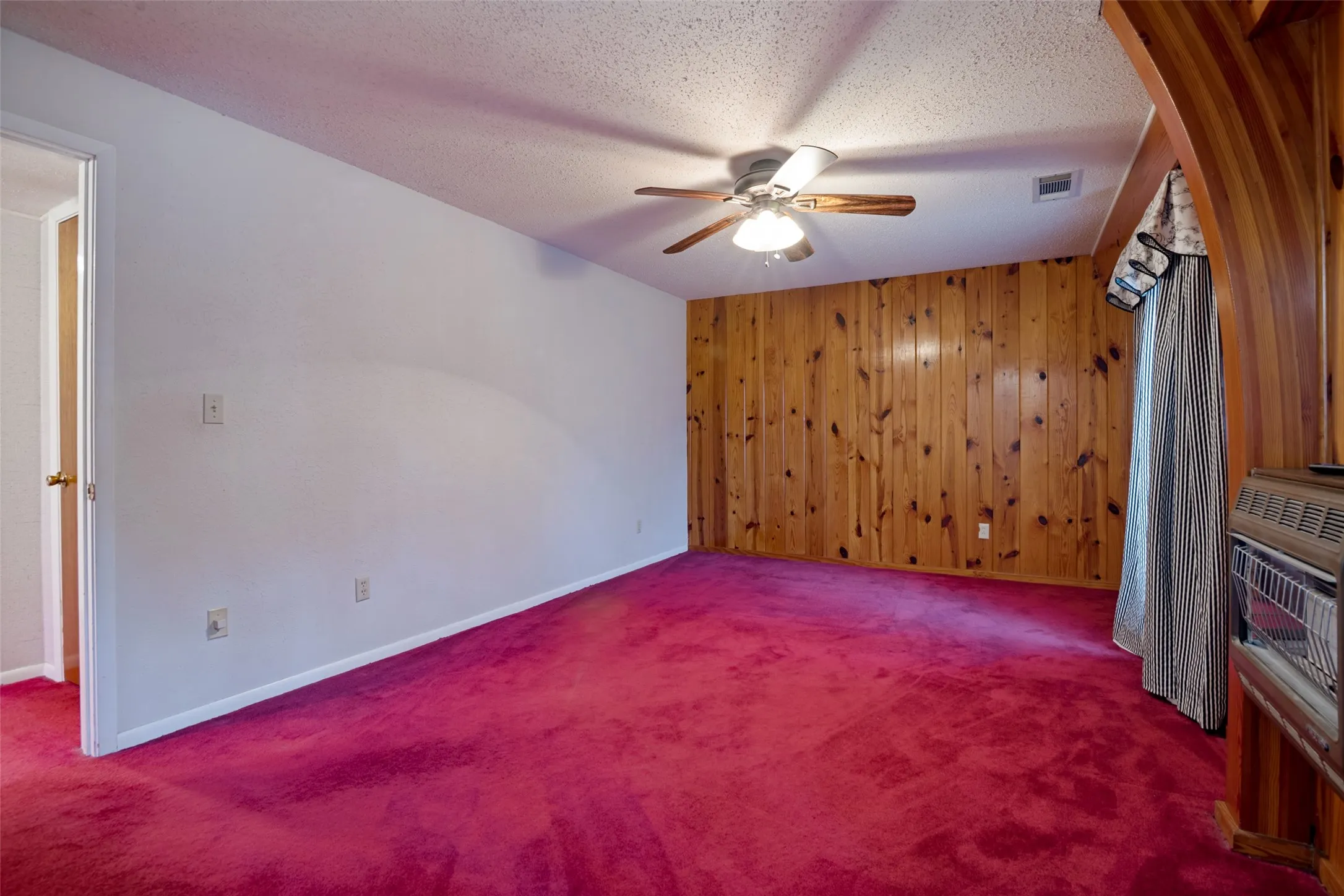 Single Family Residence For Sale in Red River (TX) County , 401 N Main Street, Bogata, Texas 75417, 3 Bedroom, 3 Bathroom, 2 Garage spaces, 2,288 Sqft, built in 1952, mls#21301367, Real Estate Agent in Bogata, Homes For Sale in Red River (TX) county, Homes For Sale in Bogata, Realtor in Bogata Texas, Real Estate Brokerage Independent Realty Texas, Luminita Cordes Realtor