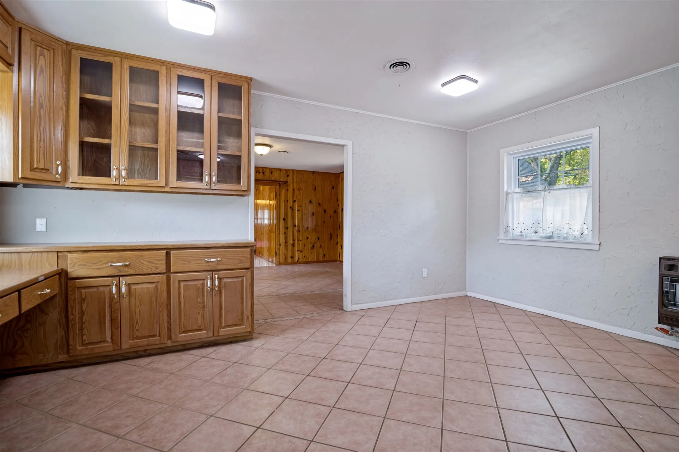 Single Family Residence For Sale in Red River (TX) County , 401 N Main Street, Bogata, Texas 75417, 3 Bedroom, 3 Bathroom, 2 Garage spaces, 2,288 Sqft, built in 1952, mls#21301367, Real Estate Agent in Bogata, Homes For Sale in Red River (TX) county, Homes For Sale in Bogata, Realtor in Bogata Texas, Real Estate Brokerage Independent Realty Texas, Luminita Cordes Realtor