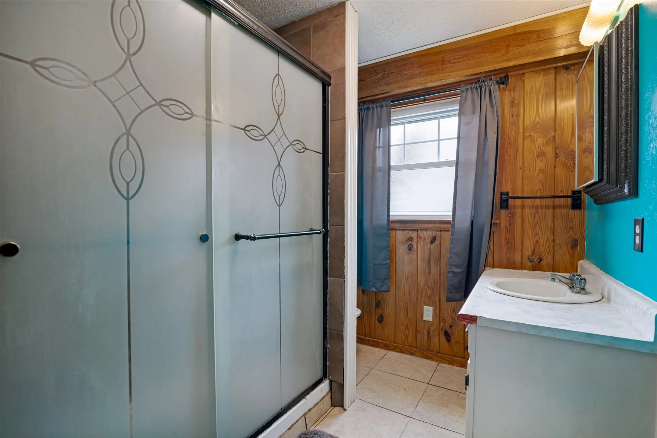 Single Family Residence For Sale in Red River (TX) County , 401 N Main Street, Bogata, Texas 75417, 3 Bedroom, 3 Bathroom, 2 Garage spaces, 2,288 Sqft, built in 1952, mls#21301367, Real Estate Agent in Bogata, Homes For Sale in Red River (TX) county, Homes For Sale in Bogata, Realtor in Bogata Texas, Real Estate Brokerage Independent Realty Texas, Luminita Cordes Realtor