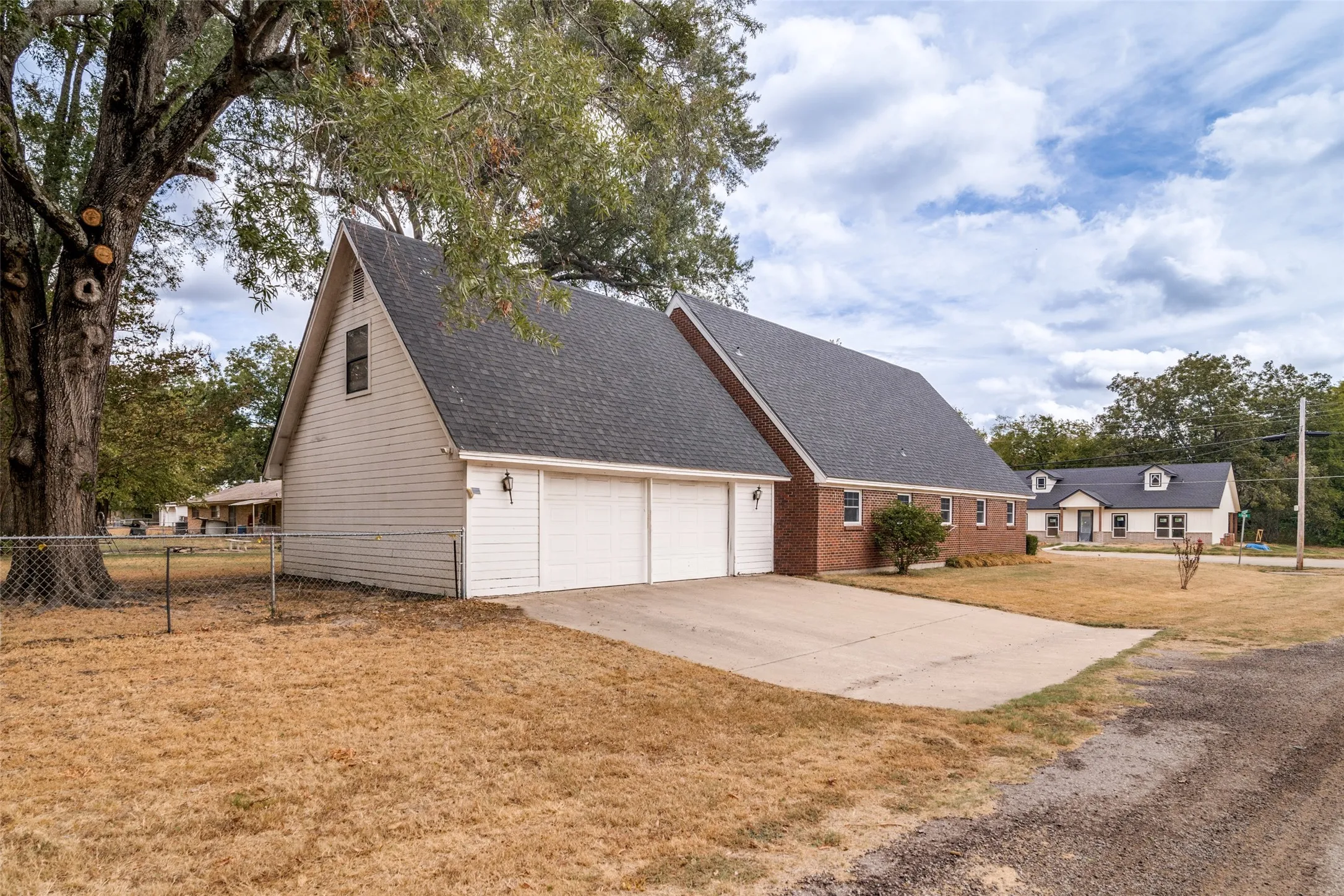 Single Family Residence For Sale in Red River (TX) County , 401 N Main Street, Bogata, Texas 75417, 3 Bedroom, 3 Bathroom, 2 Garage spaces, 2,288 Sqft, built in 1952, mls#21301367, Real Estate Agent in Bogata, Homes For Sale in Red River (TX) county, Homes For Sale in Bogata, Realtor in Bogata Texas, Real Estate Brokerage Independent Realty Texas, Luminita Cordes Realtor