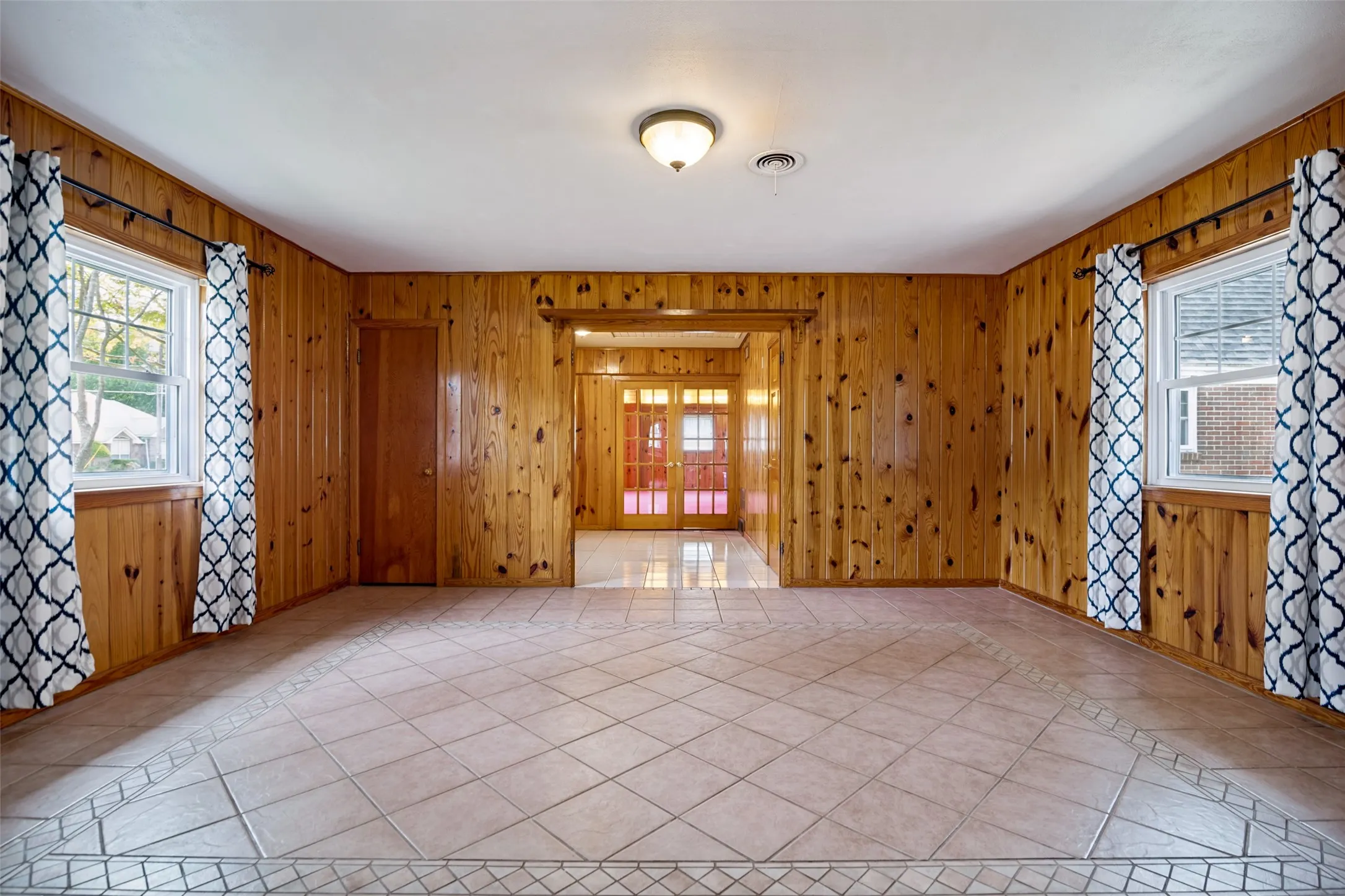 Single Family Residence For Sale in Red River (TX) County , 401 N Main Street, Bogata, Texas 75417, 3 Bedroom, 3 Bathroom, 2 Garage spaces, 2,288 Sqft, built in 1952, mls#21301367, Real Estate Agent in Bogata, Homes For Sale in Red River (TX) county, Homes For Sale in Bogata, Realtor in Bogata Texas, Real Estate Brokerage Independent Realty Texas, Luminita Cordes Realtor