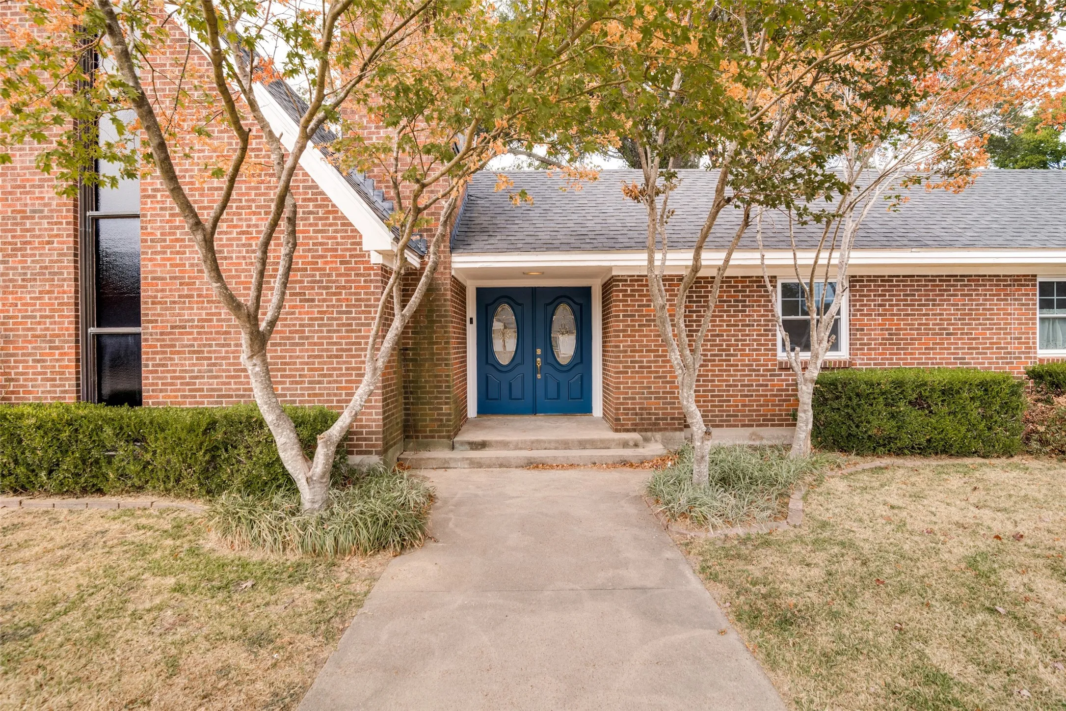 Single Family Residence For Sale in Red River (TX) County , 401 N Main Street, Bogata, Texas 75417, 3 Bedroom, 3 Bathroom, 2 Garage spaces, 2,288 Sqft, built in 1952, mls#21301367, Real Estate Agent in Bogata, Homes For Sale in Red River (TX) county, Homes For Sale in Bogata, Realtor in Bogata Texas, Real Estate Brokerage Independent Realty Texas, Luminita Cordes Realtor