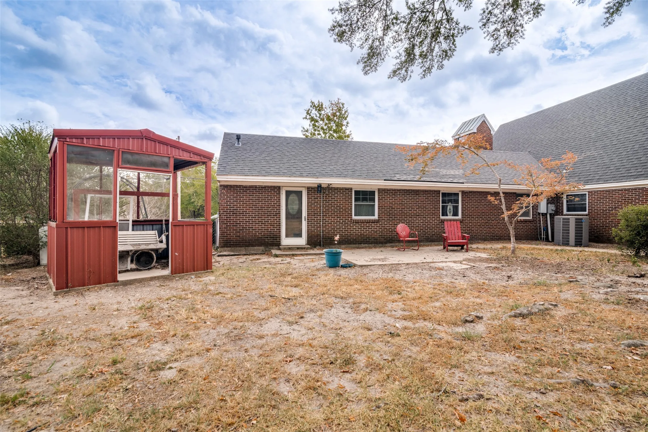 Single Family Residence For Sale in Red River (TX) County , 401 N Main Street, Bogata, Texas 75417, 3 Bedroom, 3 Bathroom, 2 Garage spaces, 2,288 Sqft, built in 1952, mls#21301367, Real Estate Agent in Bogata, Homes For Sale in Red River (TX) county, Homes For Sale in Bogata, Realtor in Bogata Texas, Real Estate Brokerage Independent Realty Texas, Luminita Cordes Realtor