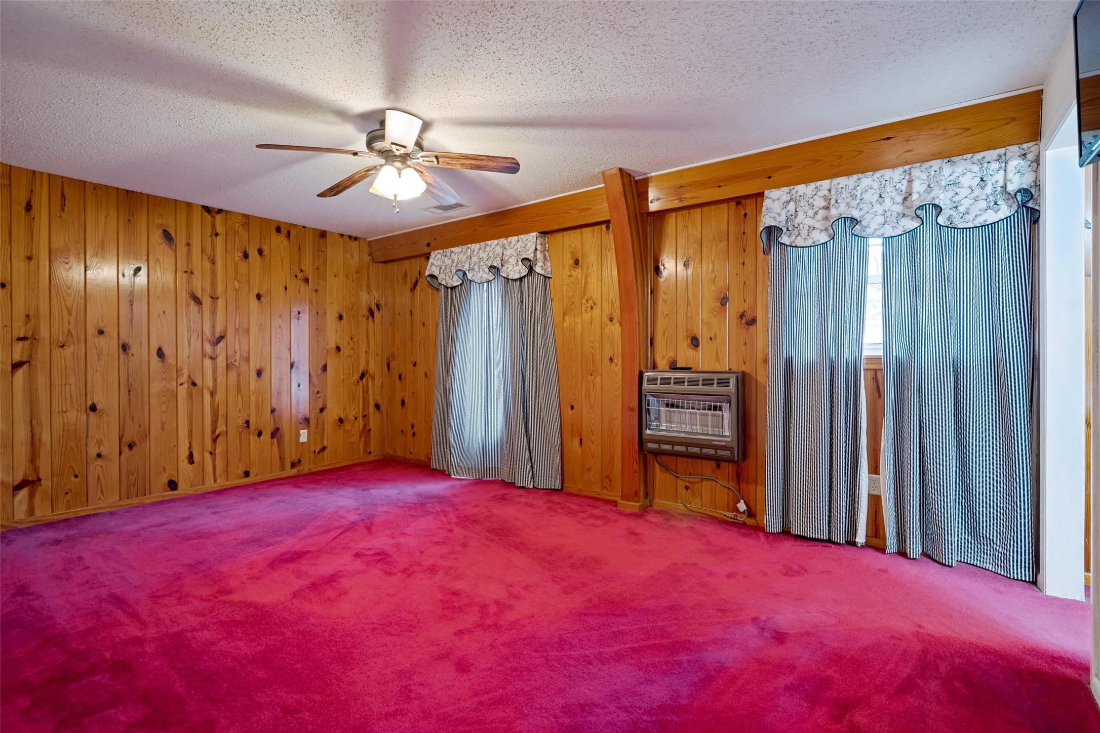 Single Family Residence For Sale in Red River (TX) County , 401 N Main Street, Bogata, Texas 75417, 3 Bedroom, 3 Bathroom, 2 Garage spaces, 2,288 Sqft, built in 1952, mls#21301367, Real Estate Agent in Bogata, Homes For Sale in Red River (TX) county, Homes For Sale in Bogata, Realtor in Bogata Texas, Real Estate Brokerage Independent Realty Texas, Luminita Cordes Realtor
