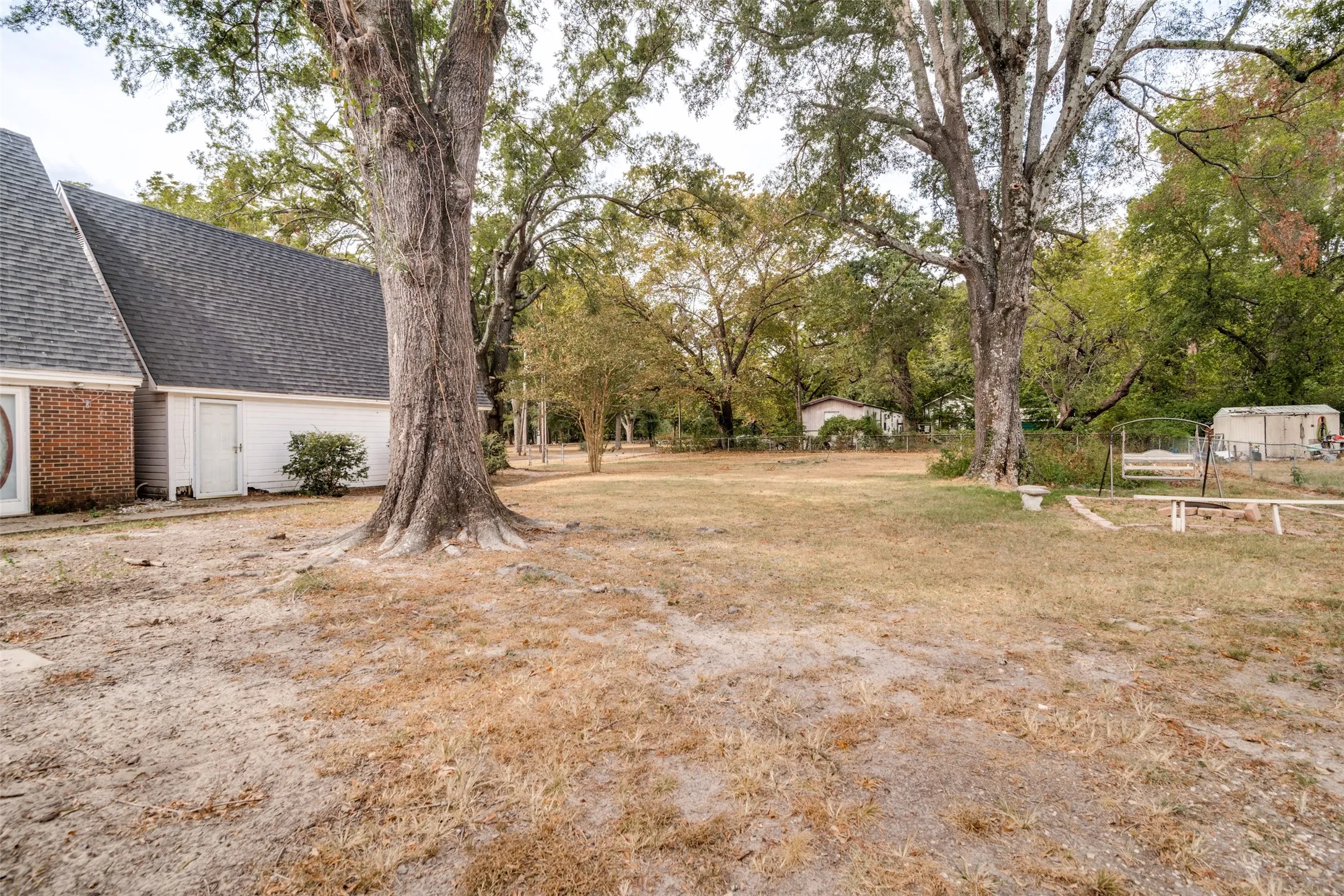 Single Family Residence For Sale in Red River (TX) County , 401 N Main Street, Bogata, Texas 75417, 3 Bedroom, 3 Bathroom, 2 Garage spaces, 2,288 Sqft, built in 1952, mls#21301367, Real Estate Agent in Bogata, Homes For Sale in Red River (TX) county, Homes For Sale in Bogata, Realtor in Bogata Texas, Real Estate Brokerage Independent Realty Texas, Luminita Cordes Realtor