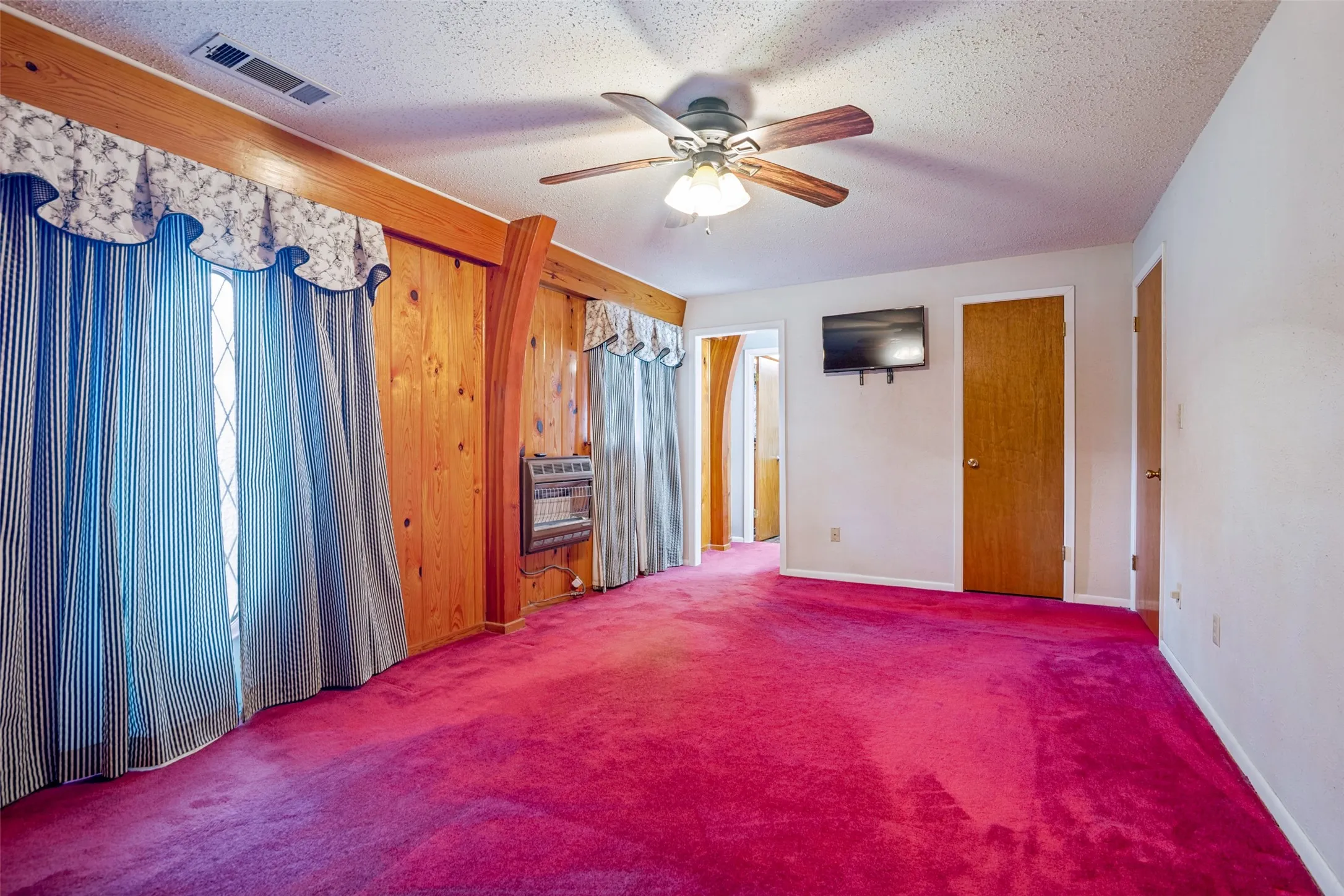 Single Family Residence For Sale in Red River (TX) County , 401 N Main Street, Bogata, Texas 75417, 3 Bedroom, 3 Bathroom, 2 Garage spaces, 2,288 Sqft, built in 1952, mls#21301367, Real Estate Agent in Bogata, Homes For Sale in Red River (TX) county, Homes For Sale in Bogata, Realtor in Bogata Texas, Real Estate Brokerage Independent Realty Texas, Luminita Cordes Realtor