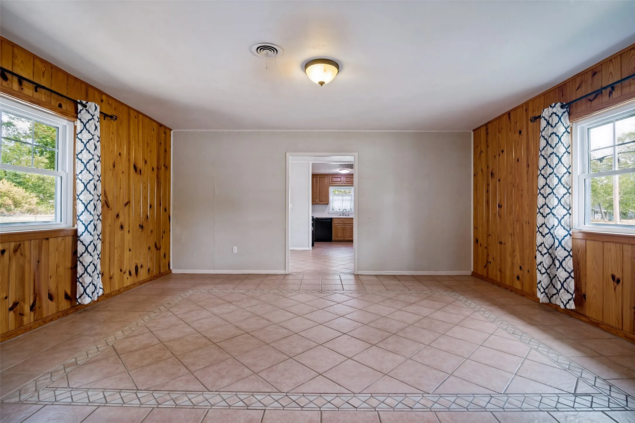 Single Family Residence For Sale in Red River (TX) County , 401 N Main Street, Bogata, Texas 75417, 3 Bedroom, 3 Bathroom, 2 Garage spaces, 2,288 Sqft, built in 1952, mls#21301367, Real Estate Agent in Bogata, Homes For Sale in Red River (TX) county, Homes For Sale in Bogata, Realtor in Bogata Texas, Real Estate Brokerage Independent Realty Texas, Luminita Cordes Realtor