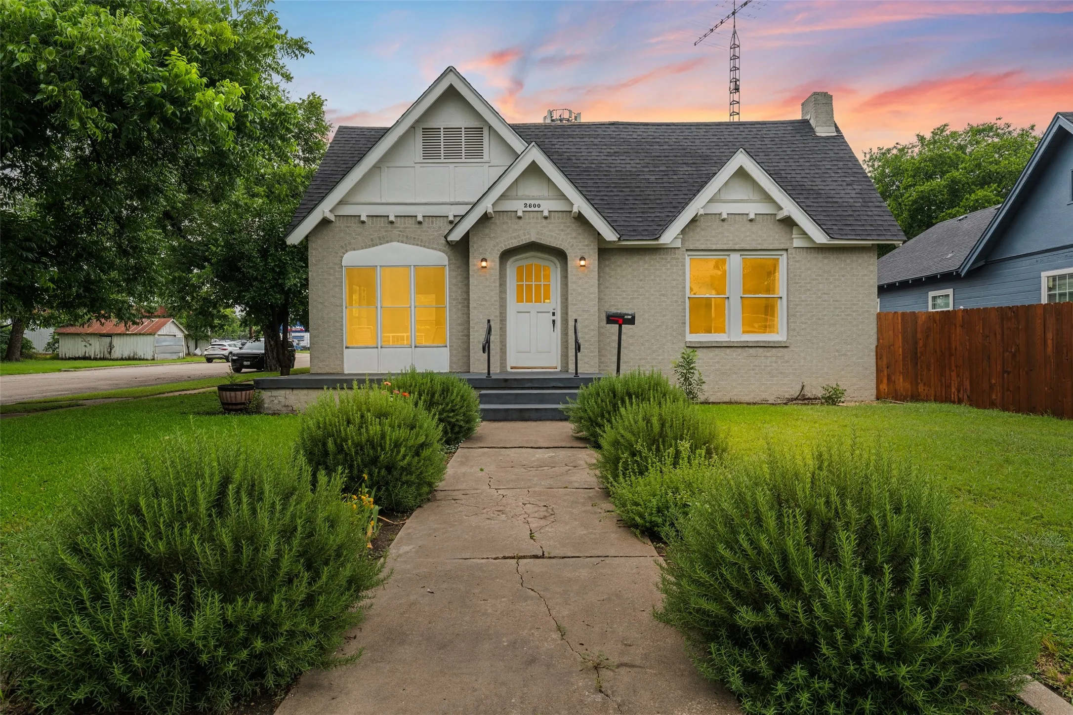 Single Family Residence For Sale in Mc Lennan County , 2600 N 17th Street, Waco, Texas 76708, 3 Bedroom, 2 Bathroom, 2 Garage spaces, 1,722 Sqft, built in 1923, mls#21301976, Real Estate Agent in Waco, Homes For Sale in Mc Lennan county, Homes For Sale in Waco, Realtor in Waco Texas, Real Estate Brokerage Independent Realty Texas, Luminita Cordes Realtor