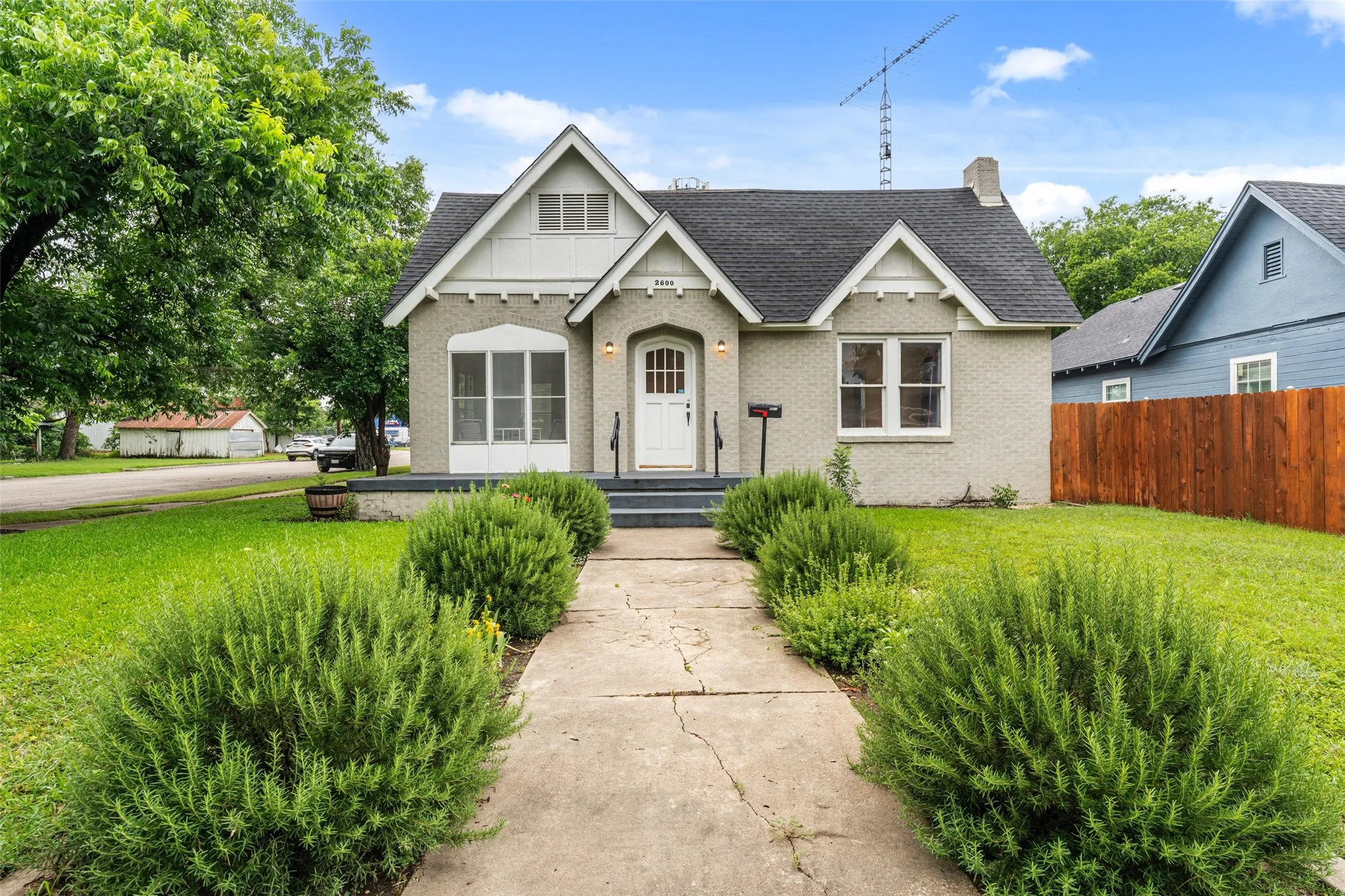 Single Family Residence For Sale in Mc Lennan County , 2600 N 17th Street, Waco, Texas 76708, 3 Bedroom, 2 Bathroom, 2 Garage spaces, 1,722 Sqft, built in 1923, mls#21301976, Real Estate Agent in Waco, Homes For Sale in Mc Lennan county, Homes For Sale in Waco, Realtor in Waco Texas, Real Estate Brokerage Independent Realty Texas, Luminita Cordes Realtor