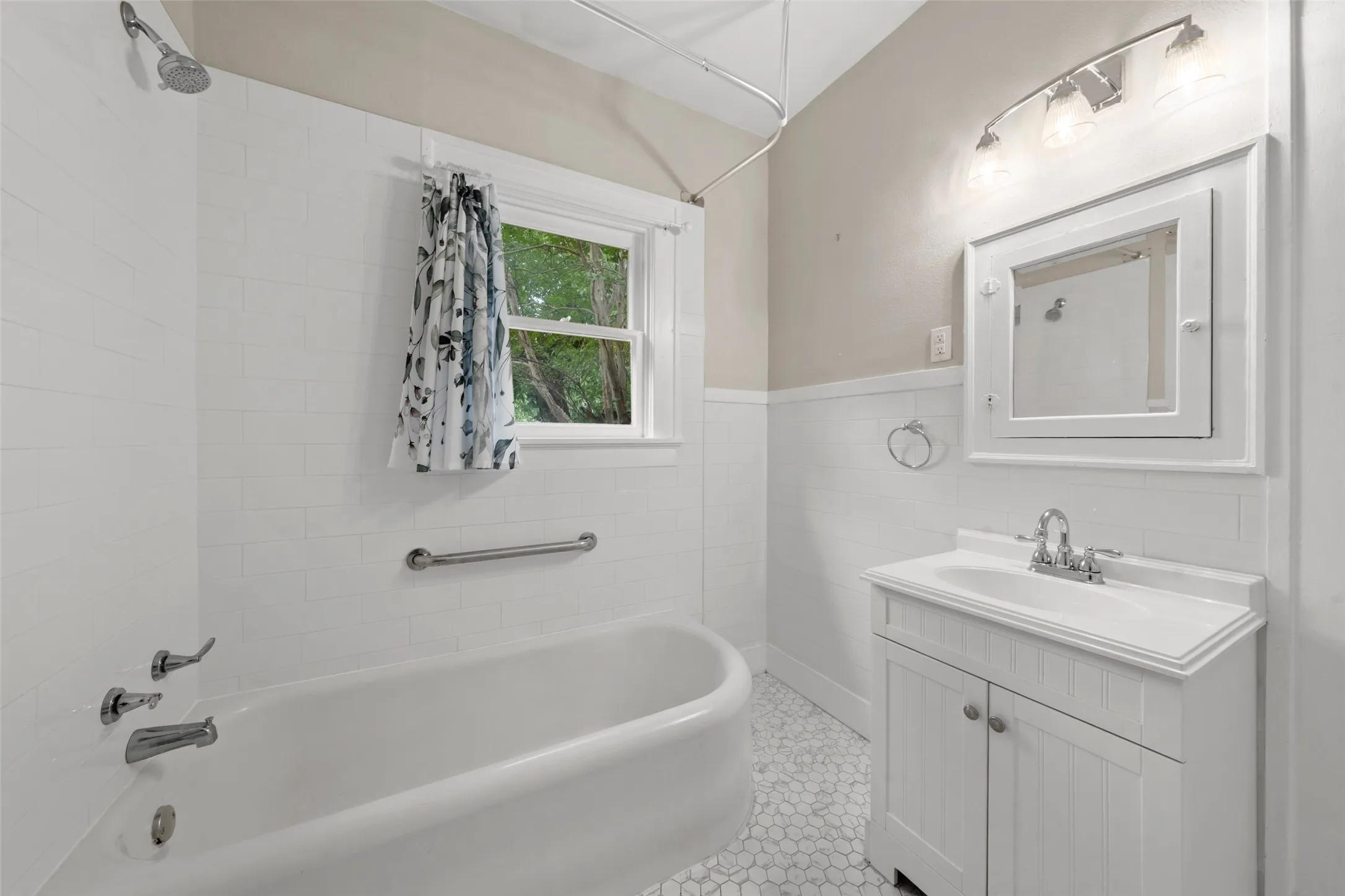 Single Family Residence For Sale in Mc Lennan County , 2600 N 17th Street, Waco, Texas 76708, 3 Bedroom, 2 Bathroom, 2 Garage spaces, 1,722 Sqft, built in 1923, mls#21301976, Real Estate Agent in Waco, Homes For Sale in Mc Lennan county, Homes For Sale in Waco, Realtor in Waco Texas, Real Estate Brokerage Independent Realty Texas, Luminita Cordes Realtor
