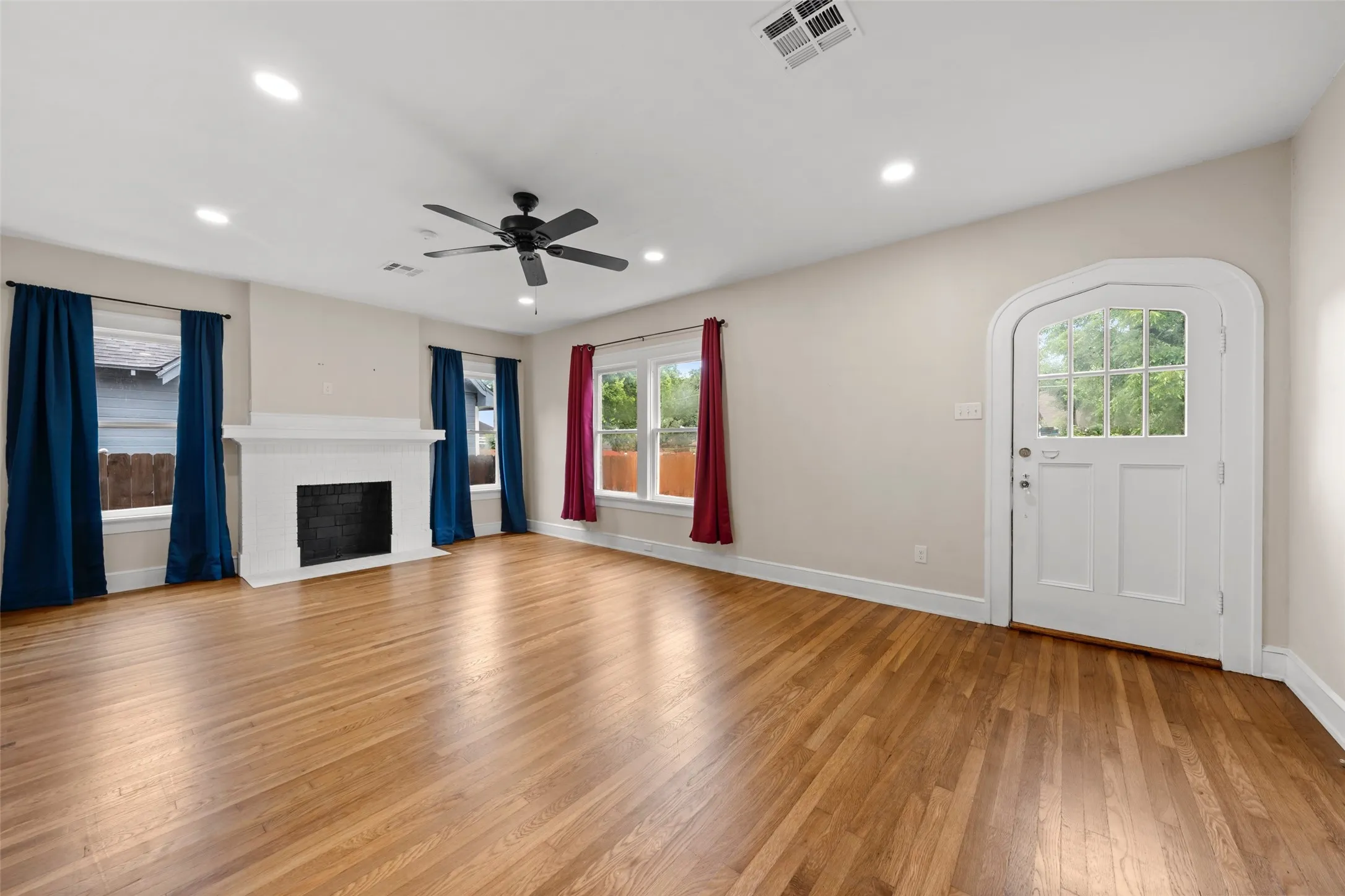 Single Family Residence For Sale in Mc Lennan County , 2600 N 17th Street, Waco, Texas 76708, 3 Bedroom, 2 Bathroom, 2 Garage spaces, 1,722 Sqft, built in 1923, mls#21301976, Real Estate Agent in Waco, Homes For Sale in Mc Lennan county, Homes For Sale in Waco, Realtor in Waco Texas, Real Estate Brokerage Independent Realty Texas, Luminita Cordes Realtor