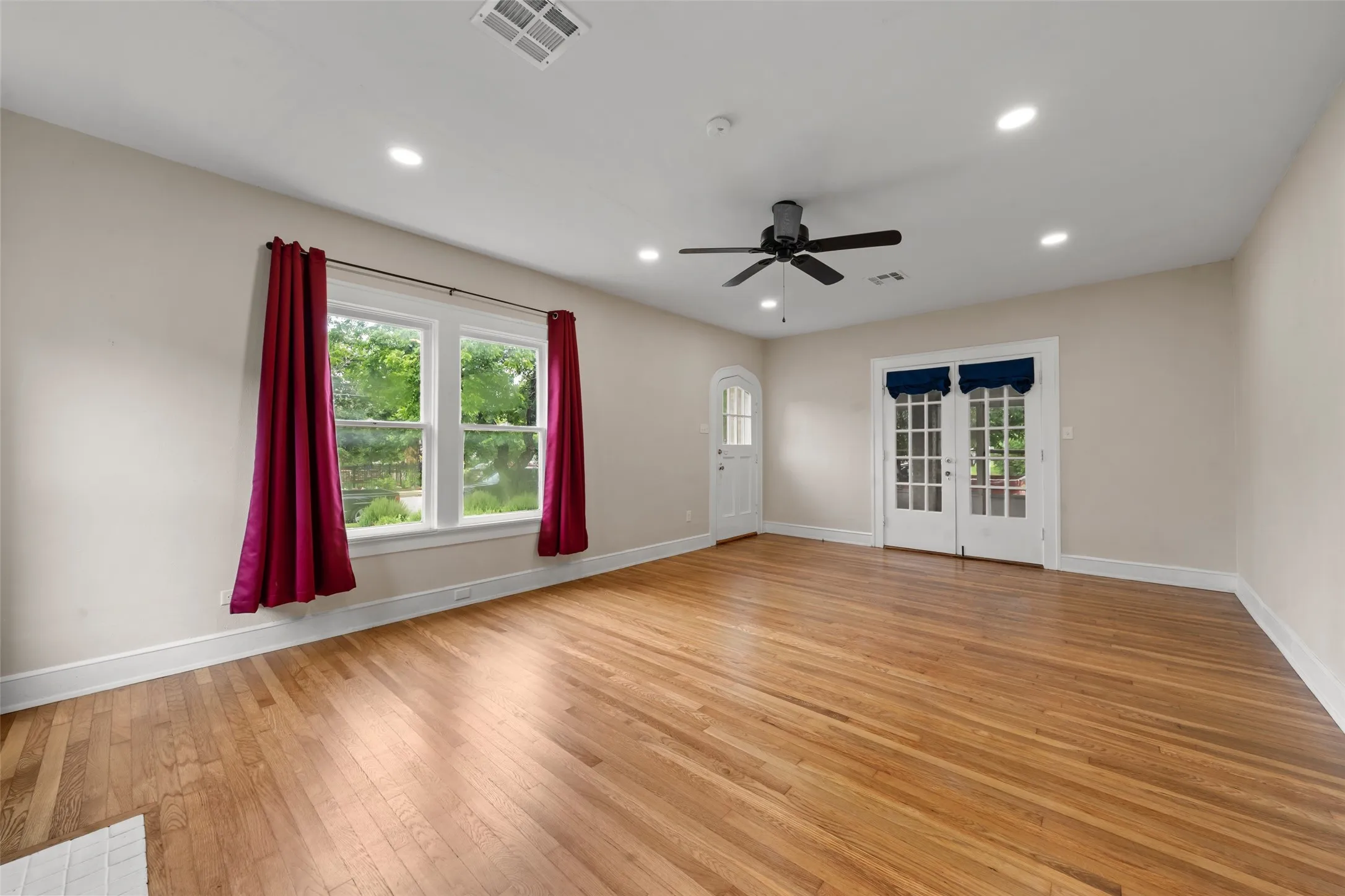 Single Family Residence For Sale in Mc Lennan County , 2600 N 17th Street, Waco, Texas 76708, 3 Bedroom, 2 Bathroom, 2 Garage spaces, 1,722 Sqft, built in 1923, mls#21301976, Real Estate Agent in Waco, Homes For Sale in Mc Lennan county, Homes For Sale in Waco, Realtor in Waco Texas, Real Estate Brokerage Independent Realty Texas, Luminita Cordes Realtor