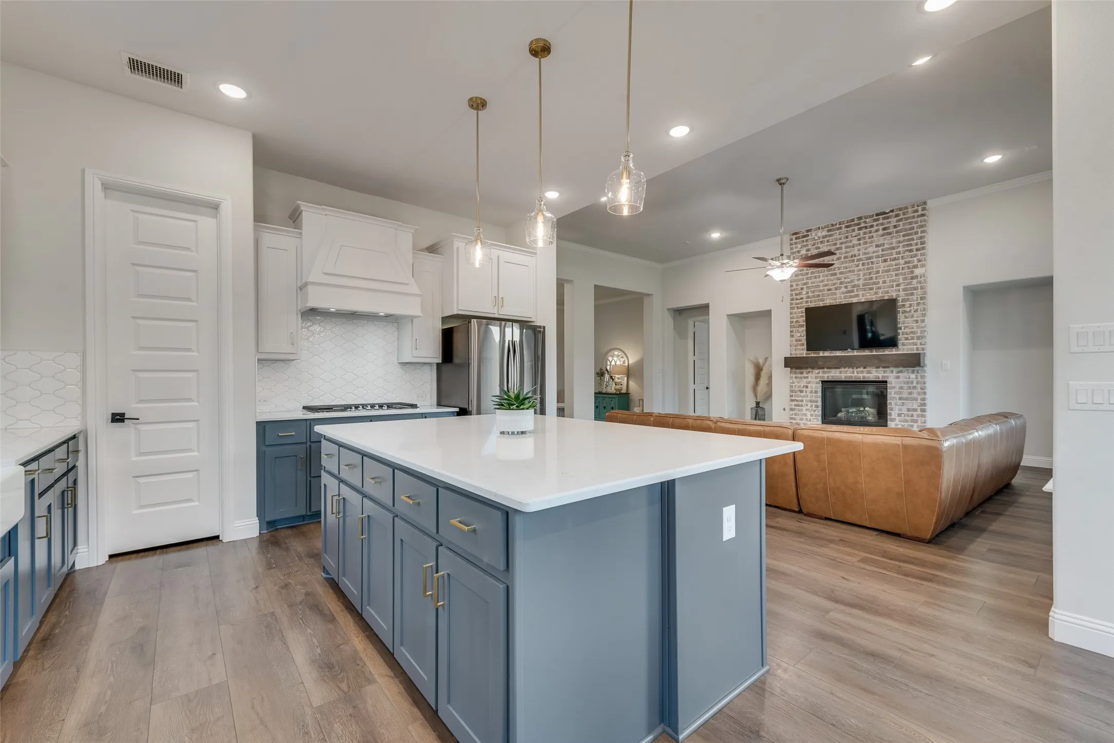 Single Family Residence For Sale in Rockwall County , 1302 Middleton Drive, Rockwall, Texas 75087, 5 Bedroom, 5 Bathroom, 3 Garage spaces, 3,668 Sqft, built in 2021, mls#21303163, Real Estate Agent in Rockwall, Homes For Sale in Rockwall county, Homes For Sale in Rockwall, Realtor in Rockwall Texas, Real Estate Brokerage Independent Realty Texas, Luminita Cordes Realtor