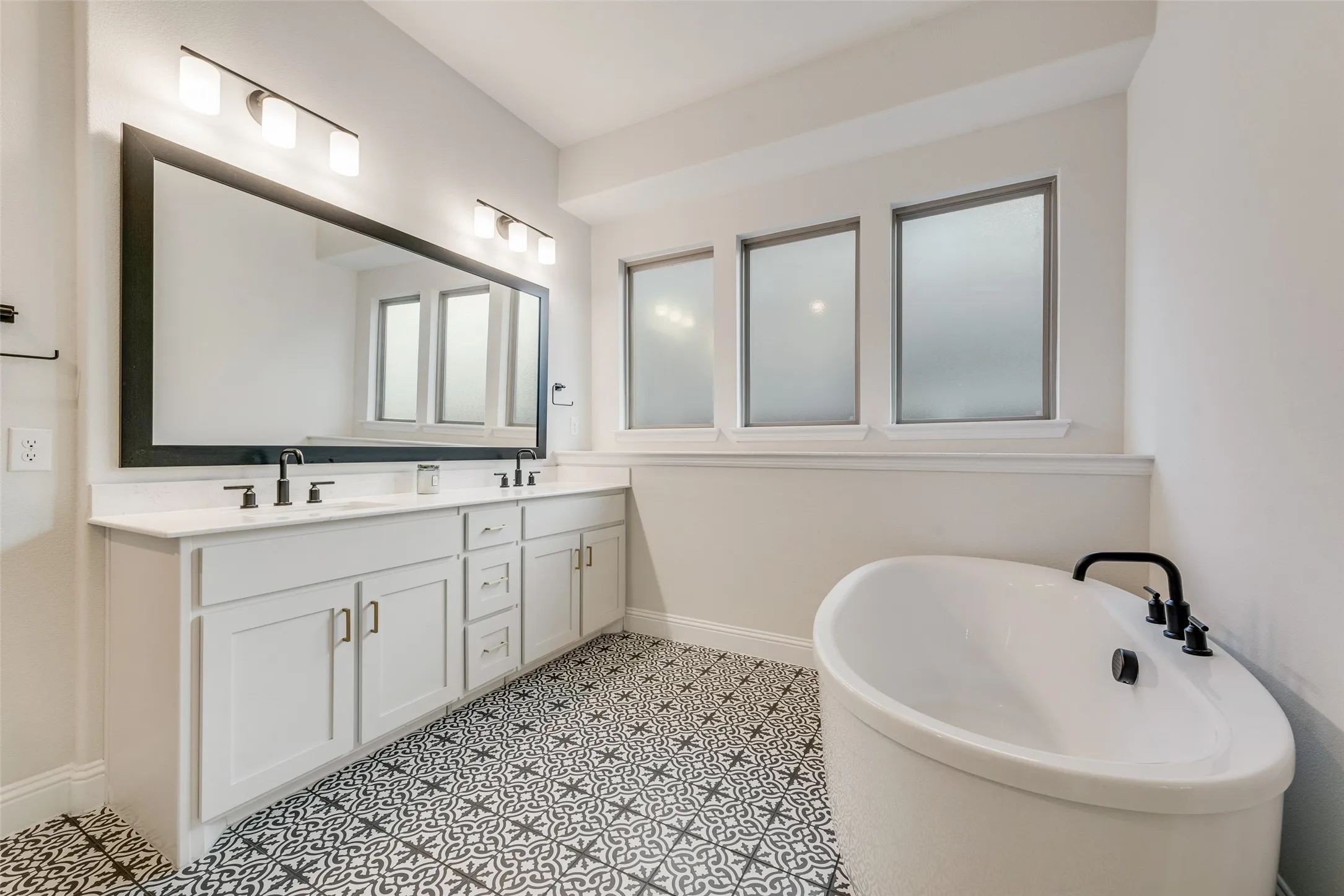 Single Family Residence For Sale in Rockwall County , 1302 Middleton Drive, Rockwall, Texas 75087, 5 Bedroom, 5 Bathroom, 3 Garage spaces, 3,668 Sqft, built in 2021, mls#21303163, Real Estate Agent in Rockwall, Homes For Sale in Rockwall county, Homes For Sale in Rockwall, Realtor in Rockwall Texas, Real Estate Brokerage Independent Realty Texas, Luminita Cordes Realtor