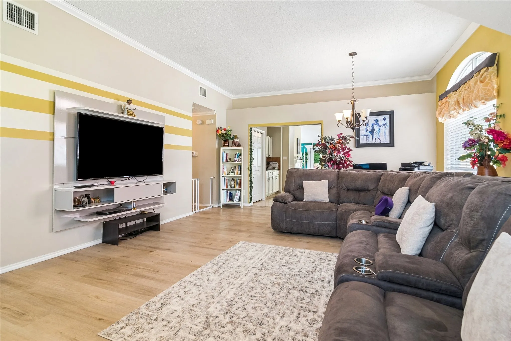 Single Family Residence For Sale in Dallas County , 804 Clover Hill Lane, Cedar Hill, Texas 75104, 3 Bedroom, 2 Bathroom, 2 Garage spaces, 1,800 Sqft, built in 1987, mls#21298853, Real Estate Agent in Cedar Hill, Homes For Sale in Dallas county, Homes For Sale in Cedar Hill, Realtor in Cedar Hill Texas, Real Estate Brokerage Independent Realty Texas, Luminita Cordes Realtor