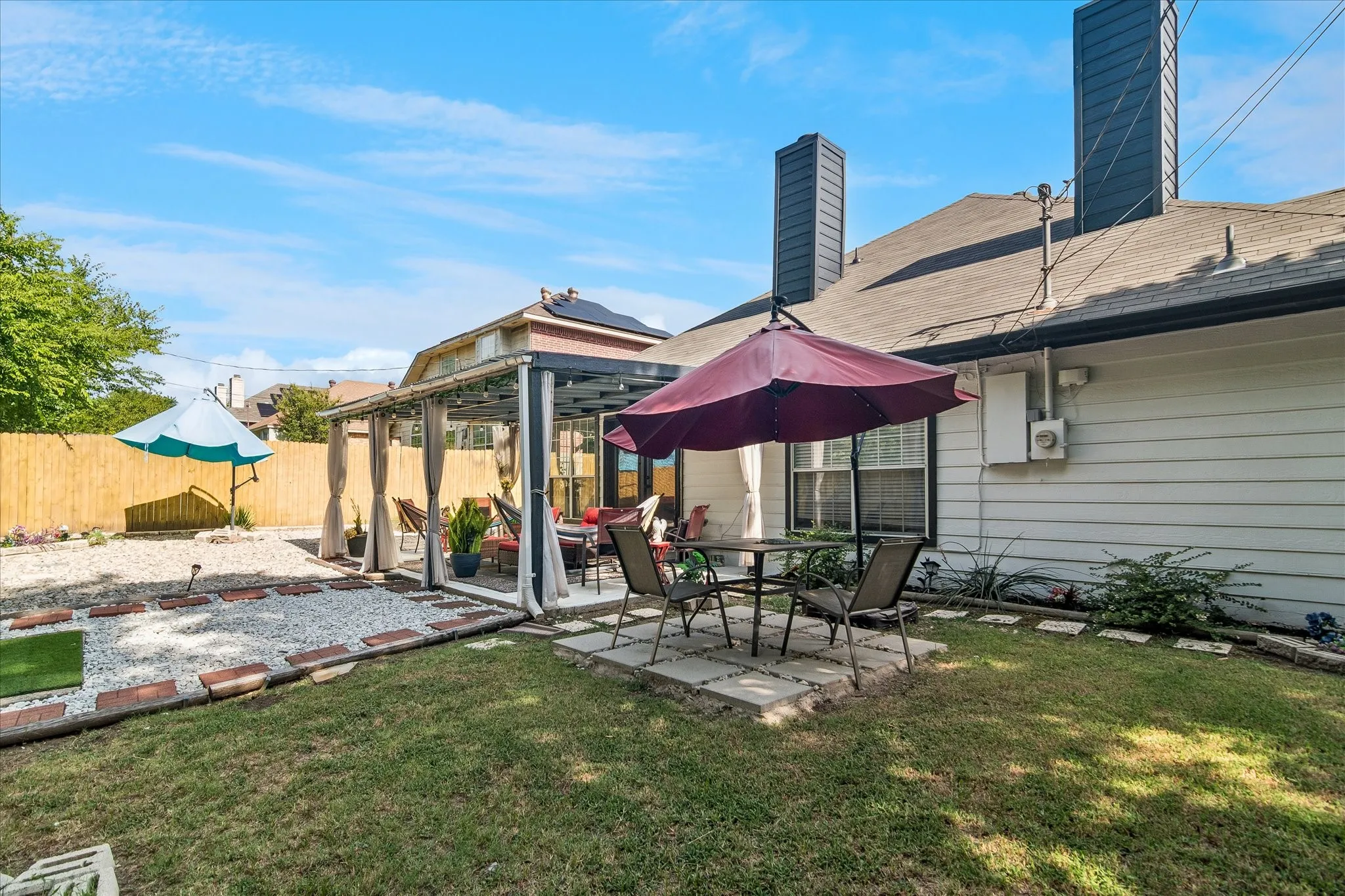 Single Family Residence For Sale in Dallas County , 804 Clover Hill Lane, Cedar Hill, Texas 75104, 3 Bedroom, 2 Bathroom, 2 Garage spaces, 1,800 Sqft, built in 1987, mls#21298853, Real Estate Agent in Cedar Hill, Homes For Sale in Dallas county, Homes For Sale in Cedar Hill, Realtor in Cedar Hill Texas, Real Estate Brokerage Independent Realty Texas, Luminita Cordes Realtor