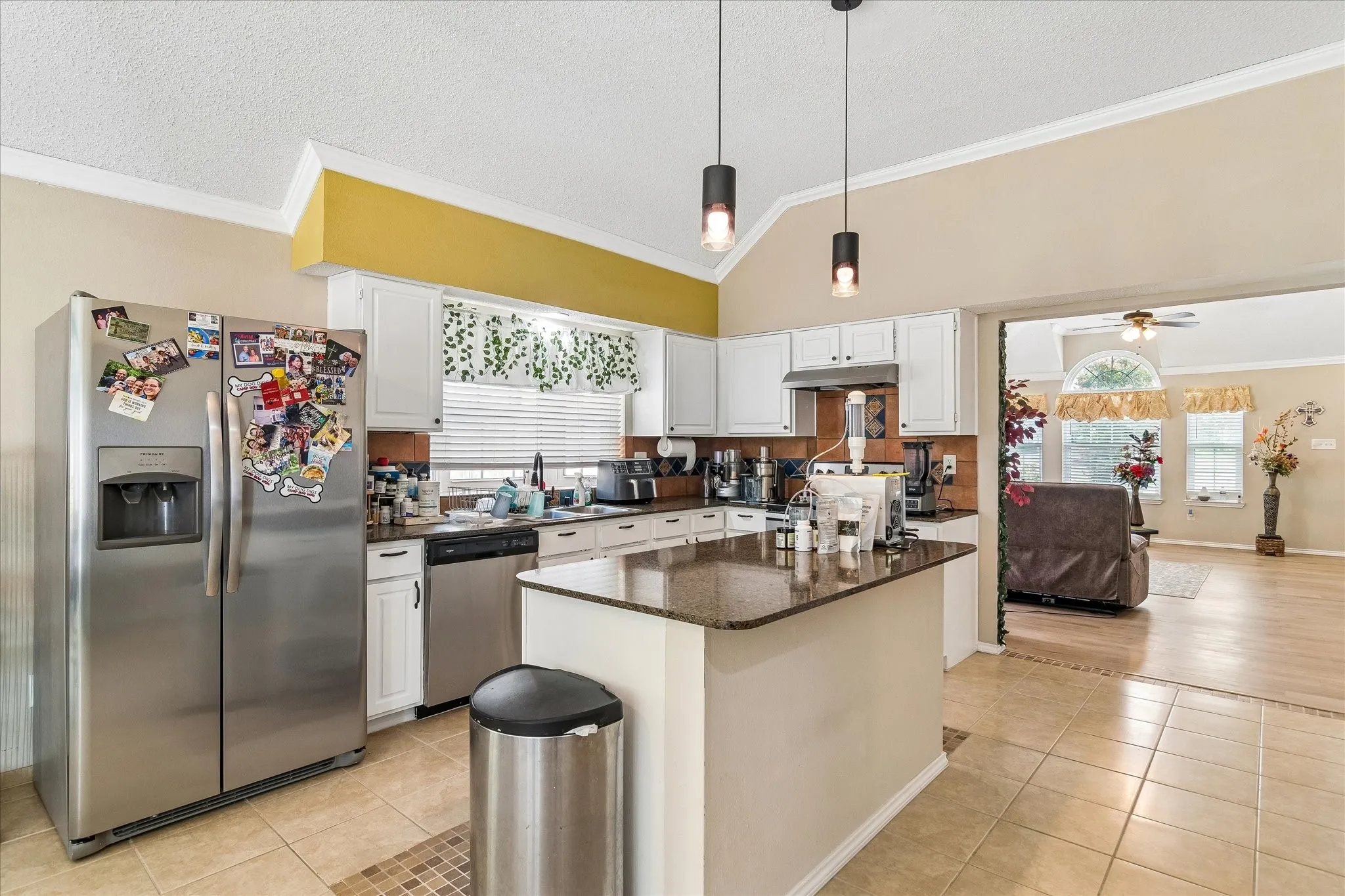 Single Family Residence For Sale in Dallas County , 804 Clover Hill Lane, Cedar Hill, Texas 75104, 3 Bedroom, 2 Bathroom, 2 Garage spaces, 1,800 Sqft, built in 1987, mls#21298853, Real Estate Agent in Cedar Hill, Homes For Sale in Dallas county, Homes For Sale in Cedar Hill, Realtor in Cedar Hill Texas, Real Estate Brokerage Independent Realty Texas, Luminita Cordes Realtor