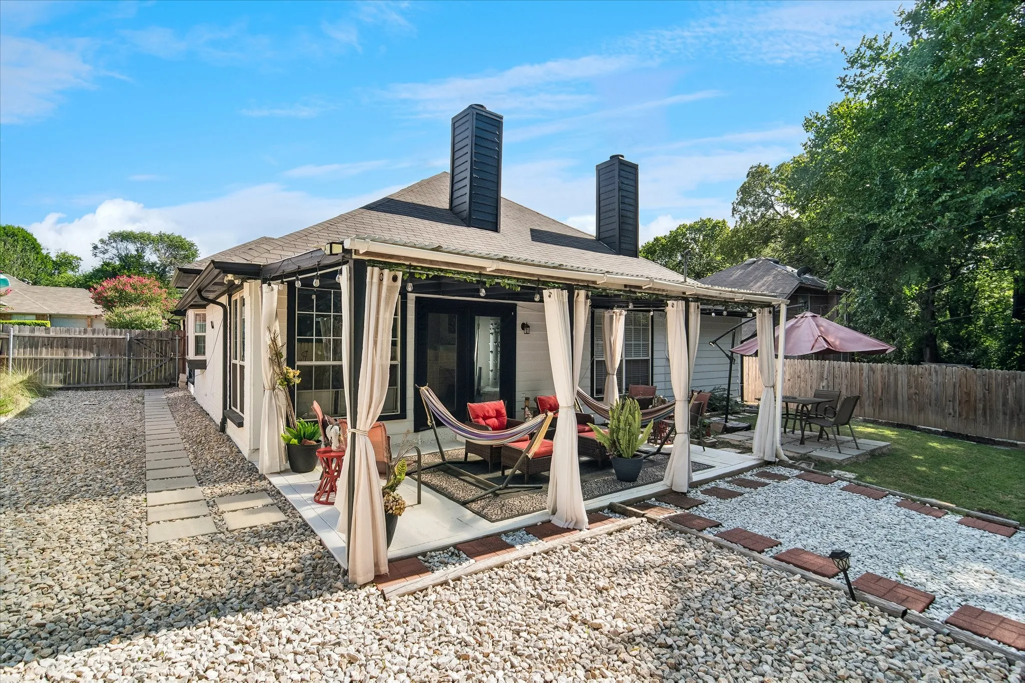 Single Family Residence For Sale in Dallas County , 804 Clover Hill Lane, Cedar Hill, Texas 75104, 3 Bedroom, 2 Bathroom, 2 Garage spaces, 1,800 Sqft, built in 1987, mls#21298853, Real Estate Agent in Cedar Hill, Homes For Sale in Dallas county, Homes For Sale in Cedar Hill, Realtor in Cedar Hill Texas, Real Estate Brokerage Independent Realty Texas, Luminita Cordes Realtor