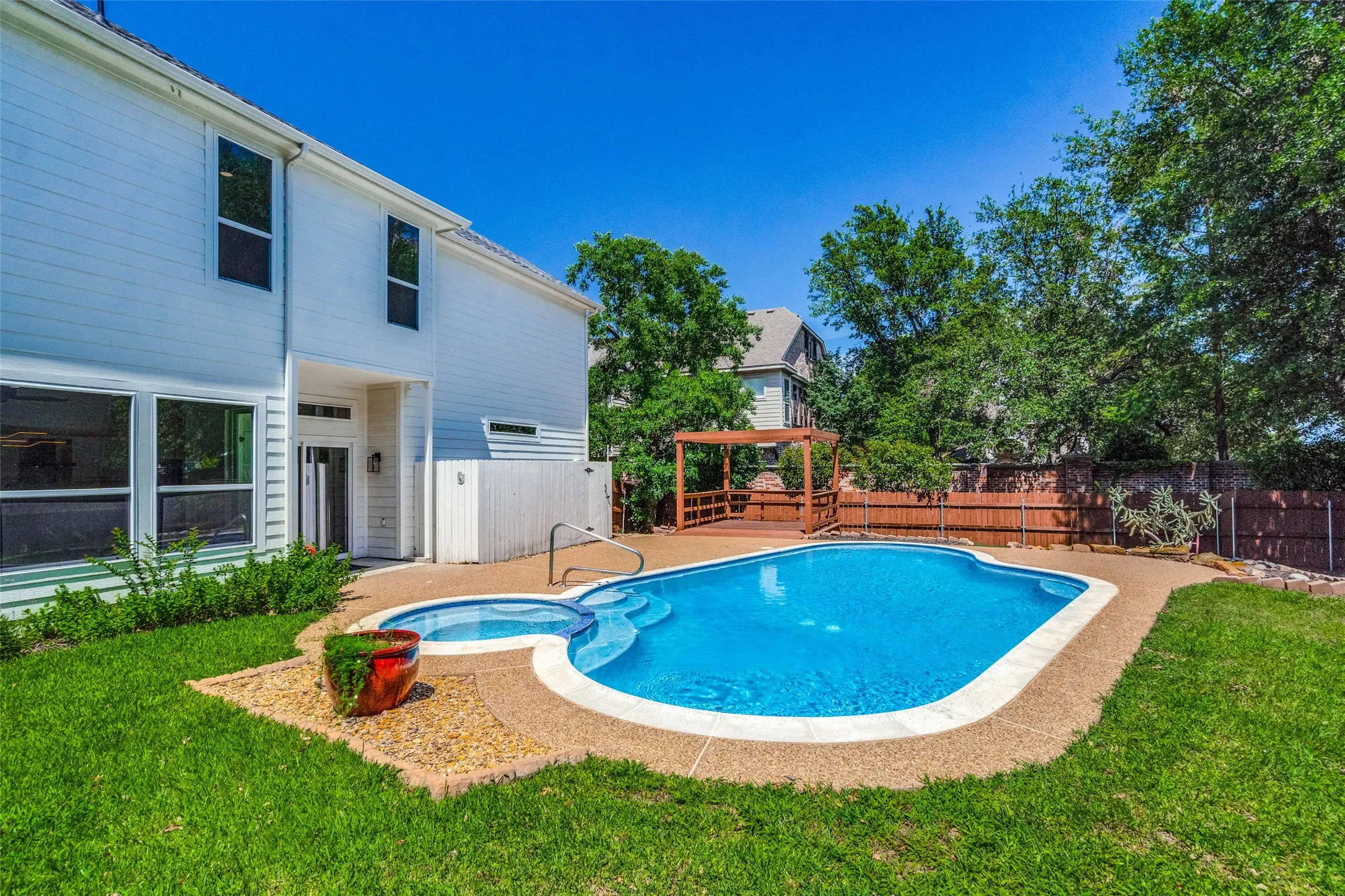 Single Family Residence For Sale in Collin County , 6032 Ainsdale Court, Dallas, Texas 75252, 4 Bedroom, 3 Bathroom, 2 Garage spaces, 2,387 Sqft, built in 1994, mls#21295100, Real Estate Agent in Dallas, Homes For Sale in Collin county, Homes For Sale in Dallas, Realtor in Dallas Texas, Real Estate Brokerage Independent Realty Texas, Luminita Cordes Realtor
