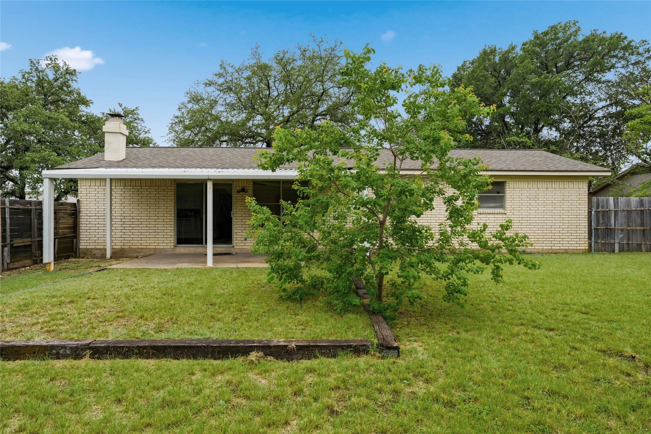 Single Family Residence For Sale in Mc Lennan County , 901 Rambler Drive, Waco, Texas 76710, 3 Bedroom, 2 Bathroom, 2 Garage spaces, 1,629 Sqft, built in 1971, mls#21302123, Real Estate Agent in Waco, Homes For Sale in Mc Lennan county, Homes For Sale in Waco, Realtor in Waco Texas, Real Estate Brokerage Independent Realty Texas, Luminita Cordes Realtor