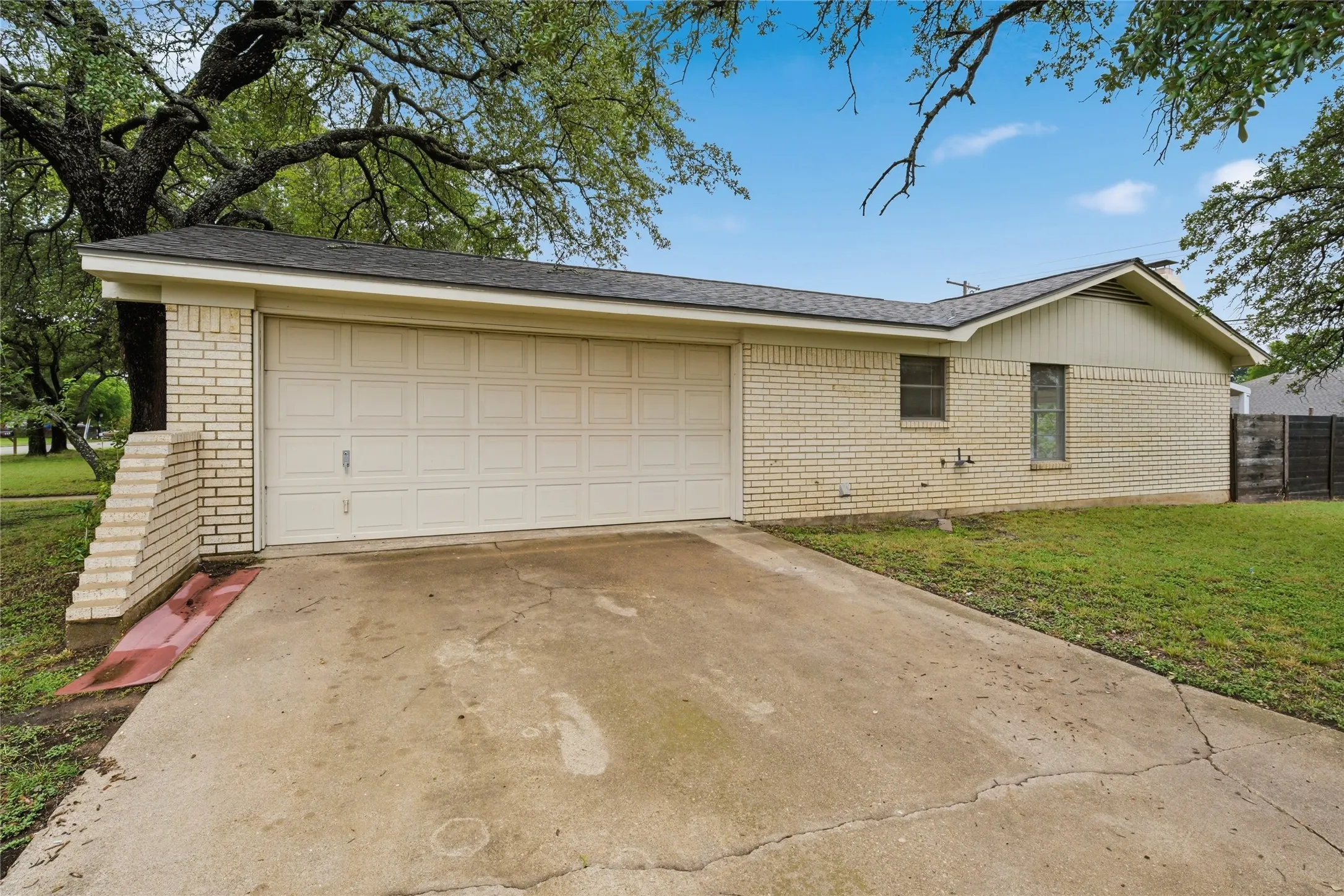 Single Family Residence For Sale in Mc Lennan County , 901 Rambler Drive, Waco, Texas 76710, 3 Bedroom, 2 Bathroom, 2 Garage spaces, 1,629 Sqft, built in 1971, mls#21302123, Real Estate Agent in Waco, Homes For Sale in Mc Lennan county, Homes For Sale in Waco, Realtor in Waco Texas, Real Estate Brokerage Independent Realty Texas, Luminita Cordes Realtor