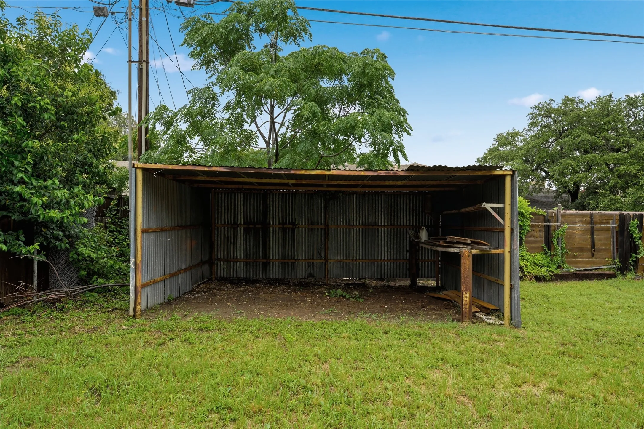 Single Family Residence For Sale in Mc Lennan County , 901 Rambler Drive, Waco, Texas 76710, 3 Bedroom, 2 Bathroom, 2 Garage spaces, 1,629 Sqft, built in 1971, mls#21302123, Real Estate Agent in Waco, Homes For Sale in Mc Lennan county, Homes For Sale in Waco, Realtor in Waco Texas, Real Estate Brokerage Independent Realty Texas, Luminita Cordes Realtor