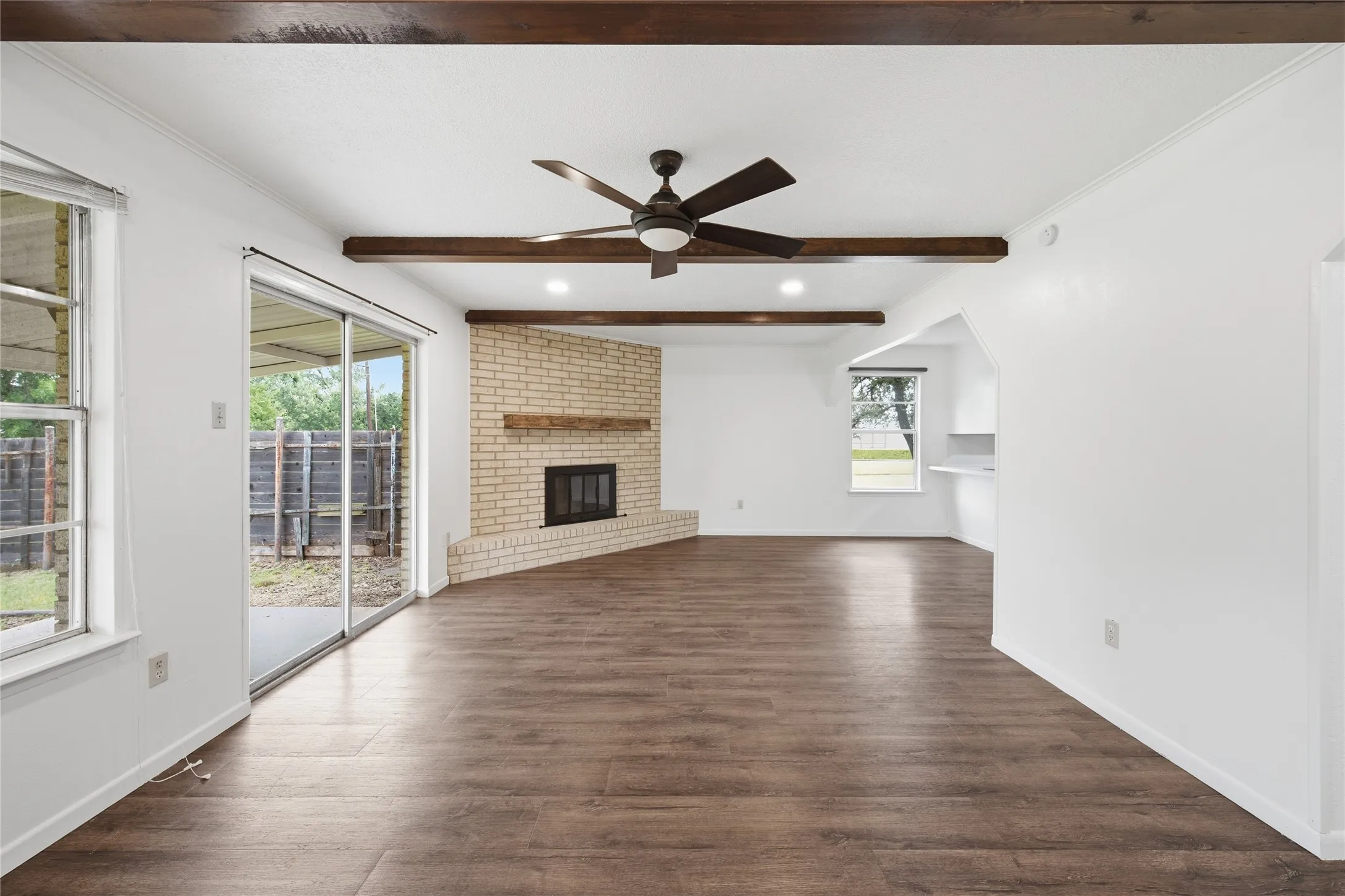 Single Family Residence For Sale in Mc Lennan County , 901 Rambler Drive, Waco, Texas 76710, 3 Bedroom, 2 Bathroom, 2 Garage spaces, 1,629 Sqft, built in 1971, mls#21302123, Real Estate Agent in Waco, Homes For Sale in Mc Lennan county, Homes For Sale in Waco, Realtor in Waco Texas, Real Estate Brokerage Independent Realty Texas, Luminita Cordes Realtor