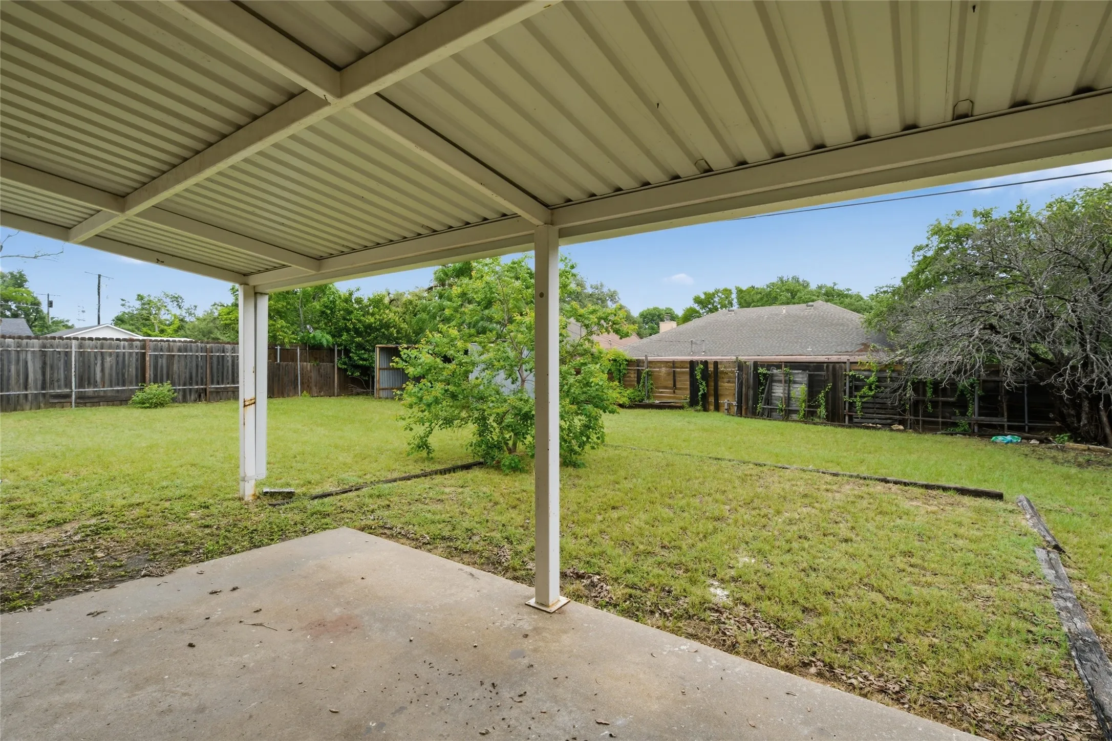 Single Family Residence For Sale in Mc Lennan County , 901 Rambler Drive, Waco, Texas 76710, 3 Bedroom, 2 Bathroom, 2 Garage spaces, 1,629 Sqft, built in 1971, mls#21302123, Real Estate Agent in Waco, Homes For Sale in Mc Lennan county, Homes For Sale in Waco, Realtor in Waco Texas, Real Estate Brokerage Independent Realty Texas, Luminita Cordes Realtor