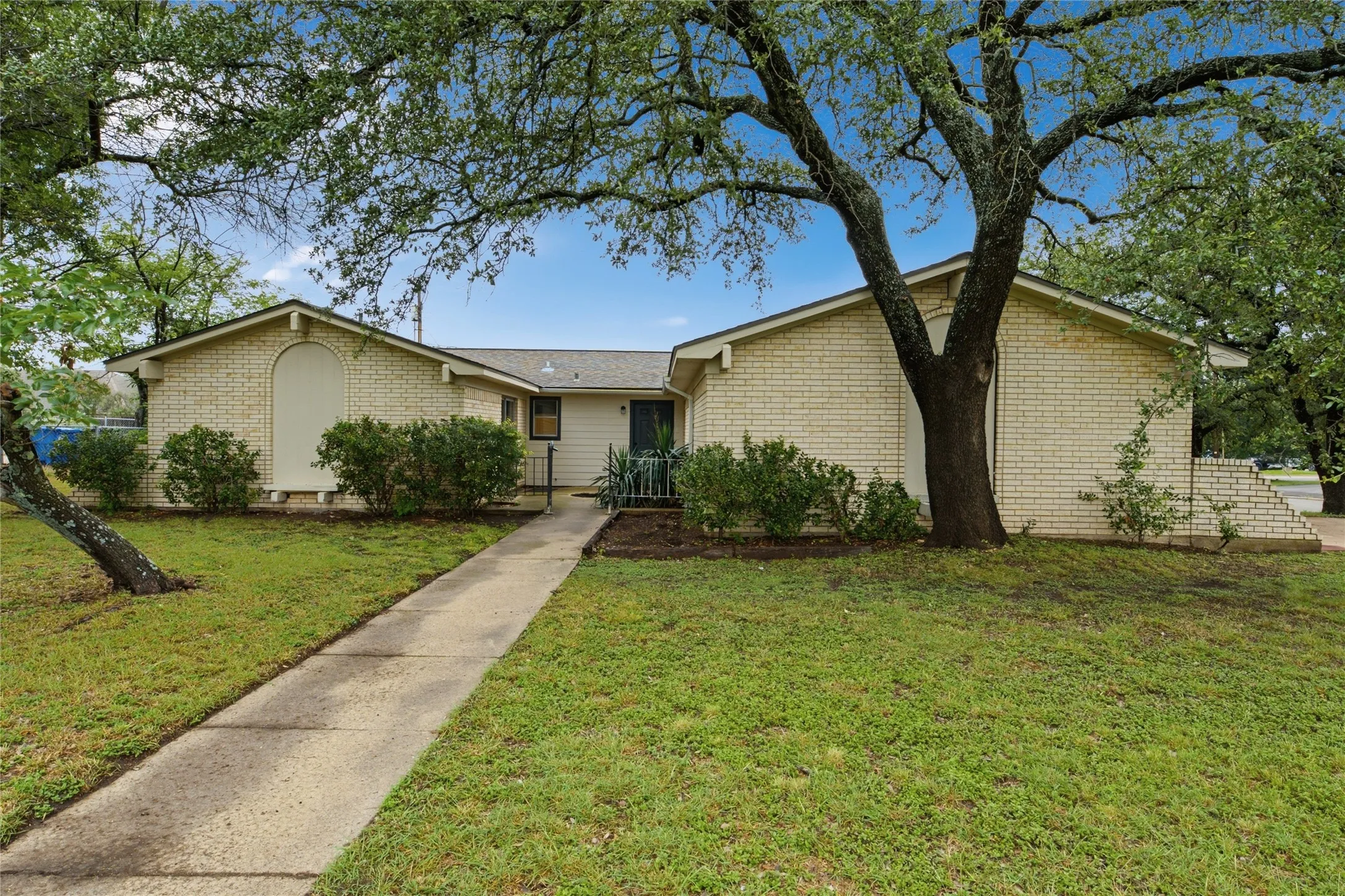 Single Family Residence For Sale in Mc Lennan County , 901 Rambler Drive, Waco, Texas 76710, 3 Bedroom, 2 Bathroom, 2 Garage spaces, 1,629 Sqft, built in 1971, mls#21302123, Real Estate Agent in Waco, Homes For Sale in Mc Lennan county, Homes For Sale in Waco, Realtor in Waco Texas, Real Estate Brokerage Independent Realty Texas, Luminita Cordes Realtor