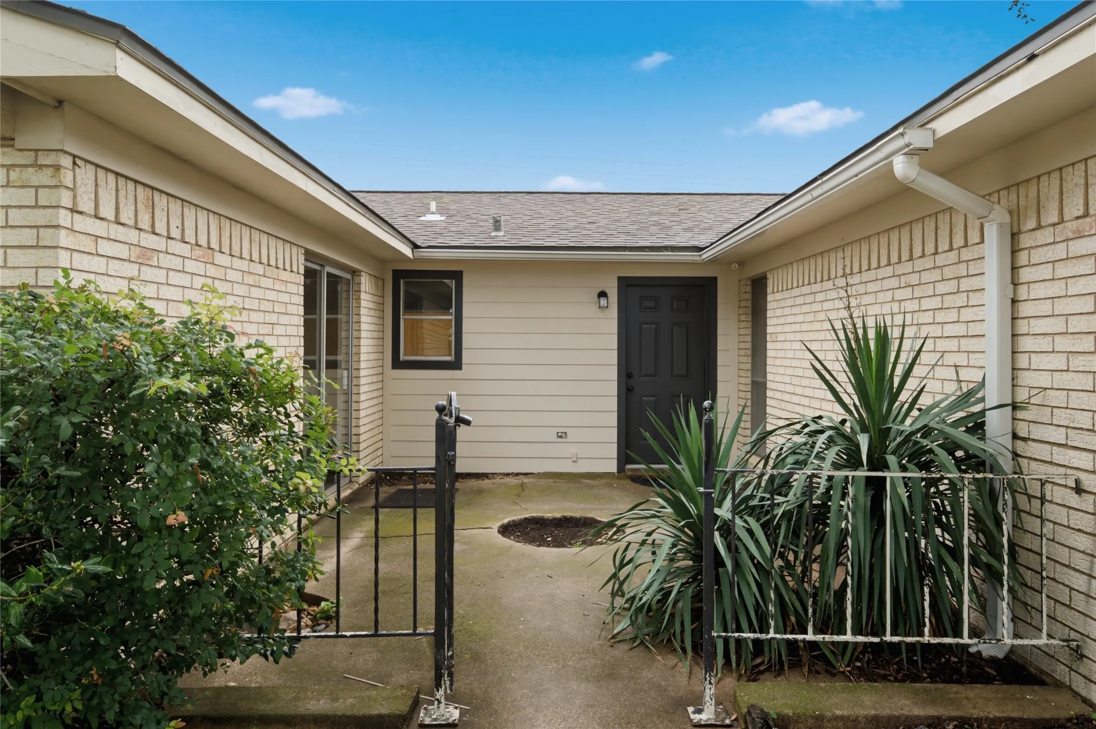 Single Family Residence For Sale in Mc Lennan County , 901 Rambler Drive, Waco, Texas 76710, 3 Bedroom, 2 Bathroom, 2 Garage spaces, 1,629 Sqft, built in 1971, mls#21302123, Real Estate Agent in Waco, Homes For Sale in Mc Lennan county, Homes For Sale in Waco, Realtor in Waco Texas, Real Estate Brokerage Independent Realty Texas, Luminita Cordes Realtor