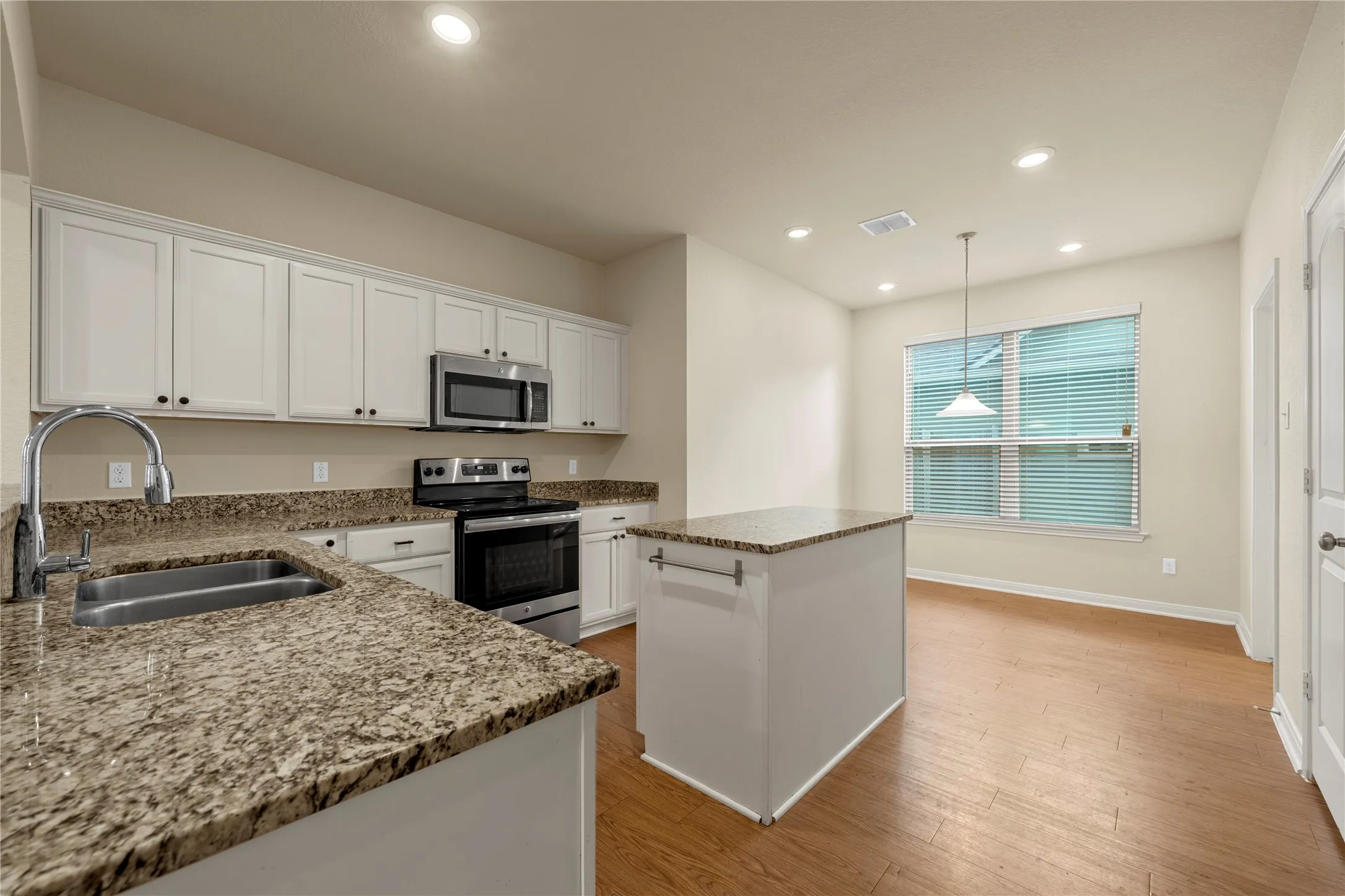 Single Family Residence For Sale in Mc Lennan County , 10249 Biltmore Drive, Waco, Texas 76708, 5 Bedroom, 4 Bathroom, 2 Garage spaces, 2,485 Sqft, built in 2017, mls#21301387, Real Estate Agent in Waco, Homes For Sale in Mc Lennan county, Homes For Sale in Waco, Realtor in Waco Texas, Real Estate Brokerage Independent Realty Texas, Luminita Cordes Realtor