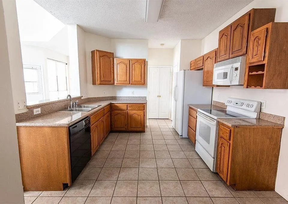 Single Family Residence For Rent in Denton County , 943 Winterstone Drive, Lewisville, Texas 75067, 3 Bedroom, 3 Bathroom, 2 Garage spaces, 1,750 Sqft, built in 1993, mls#21302720, Real Estate Agent in Lewisville, Homes For Rent in Denton county, Homes For Rent in Lewisville, Realtor in Lewisville Texas, Real Estate Brokerage Independent Realty Texas, Luminita Cordes Realtor