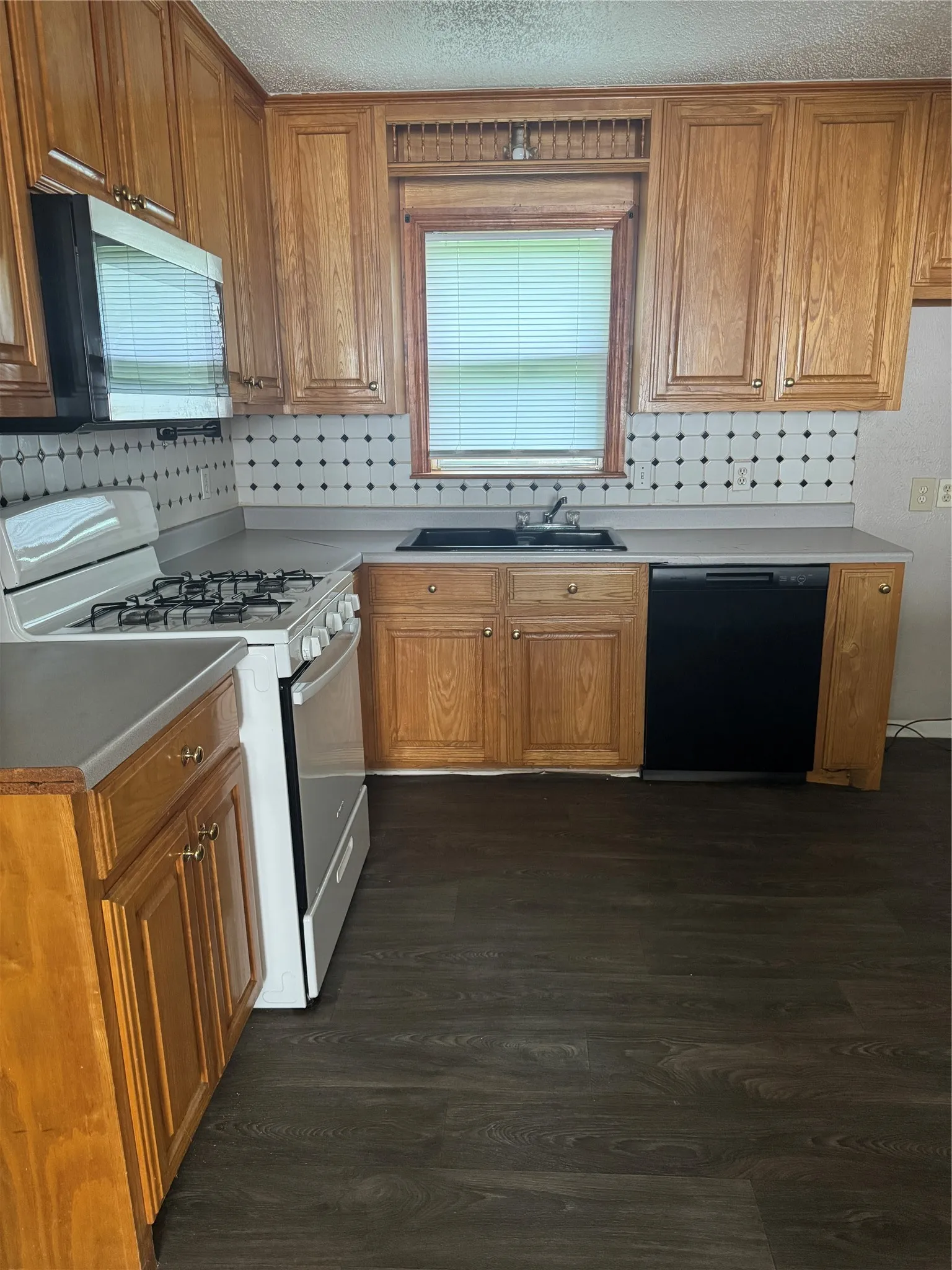 Single Family Residence For Sale in Hunt County , 6006 Sayle Street, Greenville, Texas 75402, 3 Bedroom, 1 Bathroom, 1 Garage spaces, 1,127 Sqft, built in 1958, mls#21302110, Real Estate Agent in Greenville, Homes For Sale in Hunt county, Homes For Sale in Greenville, Realtor in Greenville Texas, Real Estate Brokerage Independent Realty Texas, Luminita Cordes Realtor