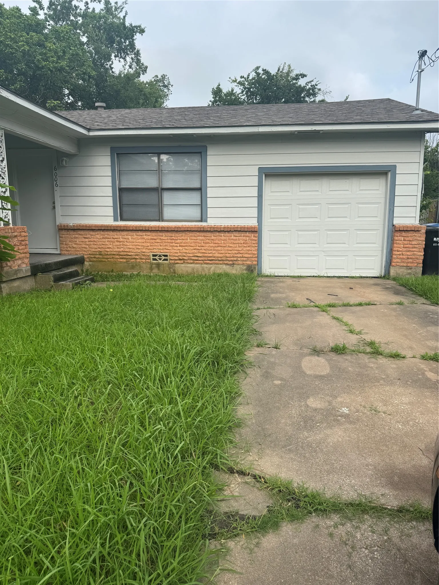 Single Family Residence For Sale in Hunt County , 6006 Sayle Street, Greenville, Texas 75402, 3 Bedroom, 1 Bathroom, 1 Garage spaces, 1,127 Sqft, built in 1958, mls#21302110, Real Estate Agent in Greenville, Homes For Sale in Hunt county, Homes For Sale in Greenville, Realtor in Greenville Texas, Real Estate Brokerage Independent Realty Texas, Luminita Cordes Realtor