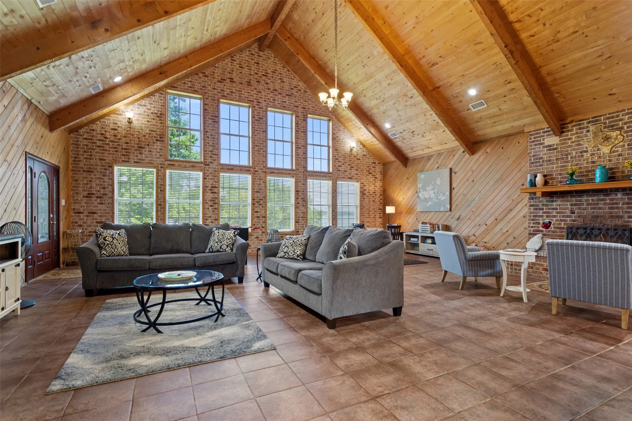 21 ft. vaulted ceiling