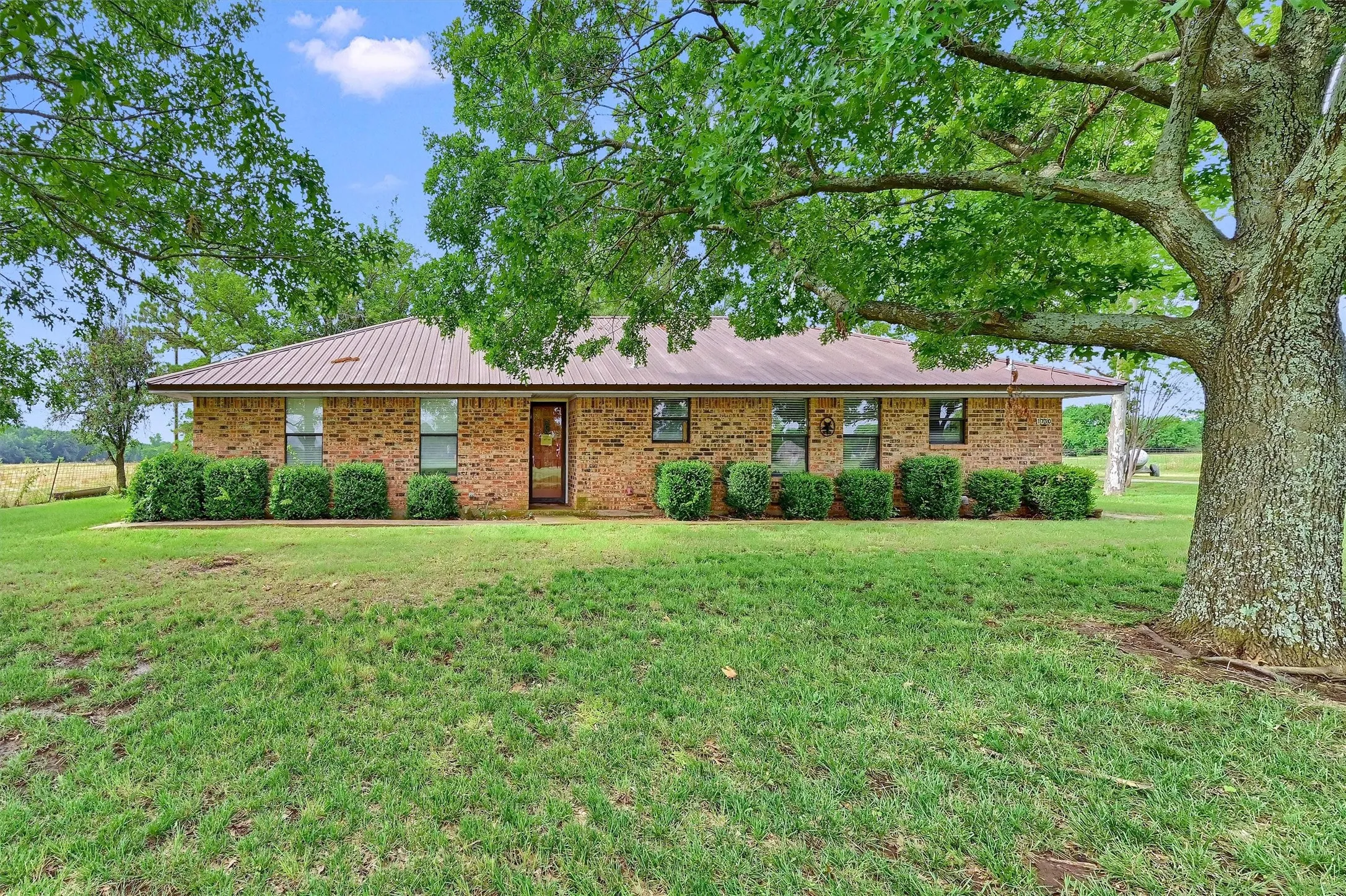 Single Family Residence For Sale in Grayson County , 1730 Mackey Road, Gunter, Texas 75459, 3 Bedroom, 2 Bathroom, 2 Garage spaces, 1,671 Sqft, built in 1985, mls#21303455, Real Estate Agent in Gunter, Homes For Sale in Grayson county, Homes For Sale in Gunter, Realtor in Gunter Texas, Real Estate Brokerage Independent Realty Texas, Luminita Cordes Realtor