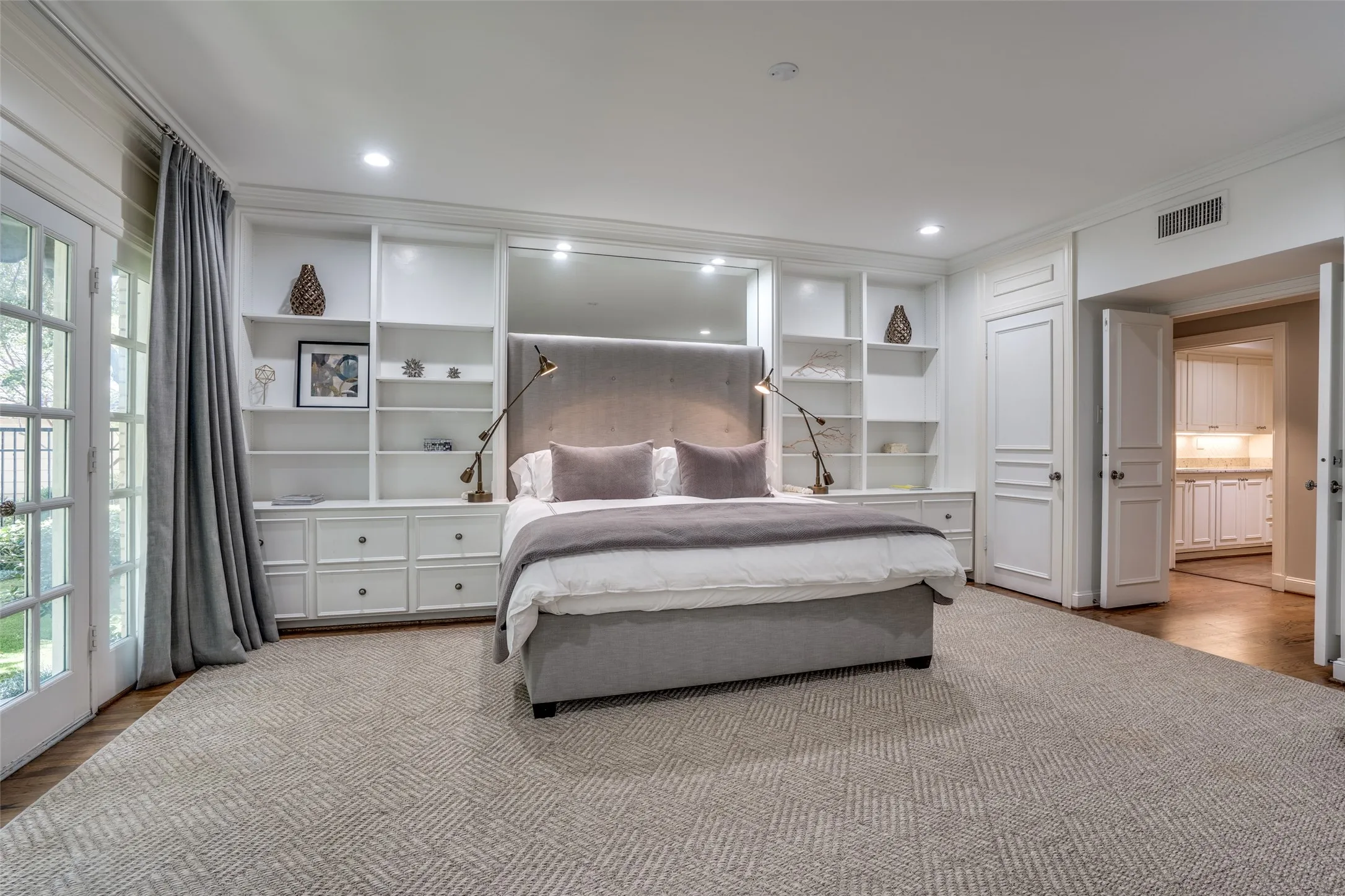 Duplex For Rent in Dallas County , 4309 University Boulevard, University Park, Texas 75205, 3 Bedroom, 3 Bathroom, Garage spaces, 3,155 Sqft, built in 1951, mls#21300874, Real Estate Agent in University Park, Homes For Rent in Dallas county, Homes For Rent in University Park, Realtor in University Park Texas, Real Estate Brokerage Independent Realty Texas, Luminita Cordes Realtor