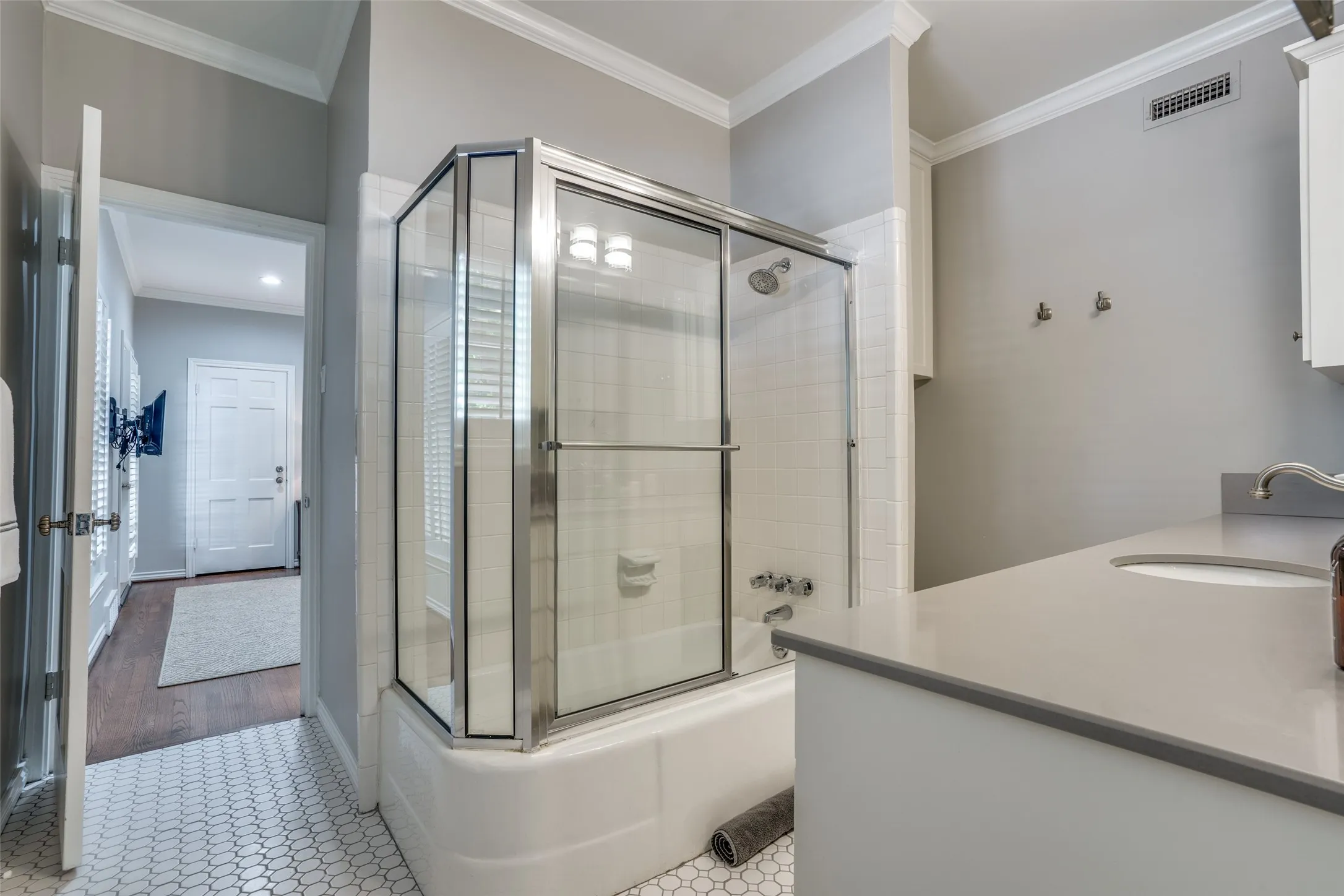 Duplex For Rent in Dallas County , 4309 University Boulevard, University Park, Texas 75205, 3 Bedroom, 3 Bathroom, Garage spaces, 3,155 Sqft, built in 1951, mls#21300874, Real Estate Agent in University Park, Homes For Rent in Dallas county, Homes For Rent in University Park, Realtor in University Park Texas, Real Estate Brokerage Independent Realty Texas, Luminita Cordes Realtor