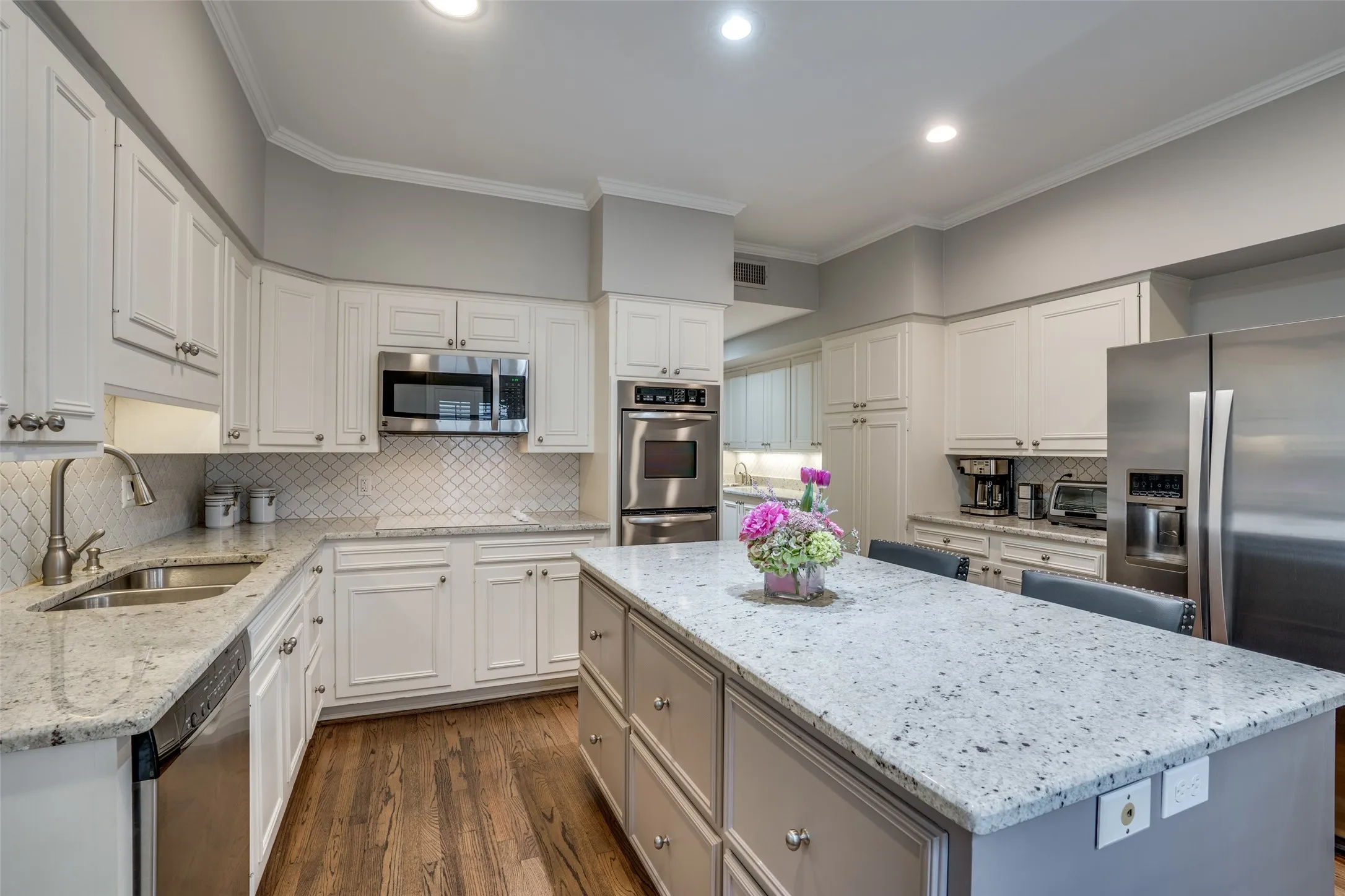 Duplex For Rent in Dallas County , 4309 University Boulevard, University Park, Texas 75205, 3 Bedroom, 3 Bathroom, Garage spaces, 3,155 Sqft, built in 1951, mls#21300874, Real Estate Agent in University Park, Homes For Rent in Dallas county, Homes For Rent in University Park, Realtor in University Park Texas, Real Estate Brokerage Independent Realty Texas, Luminita Cordes Realtor