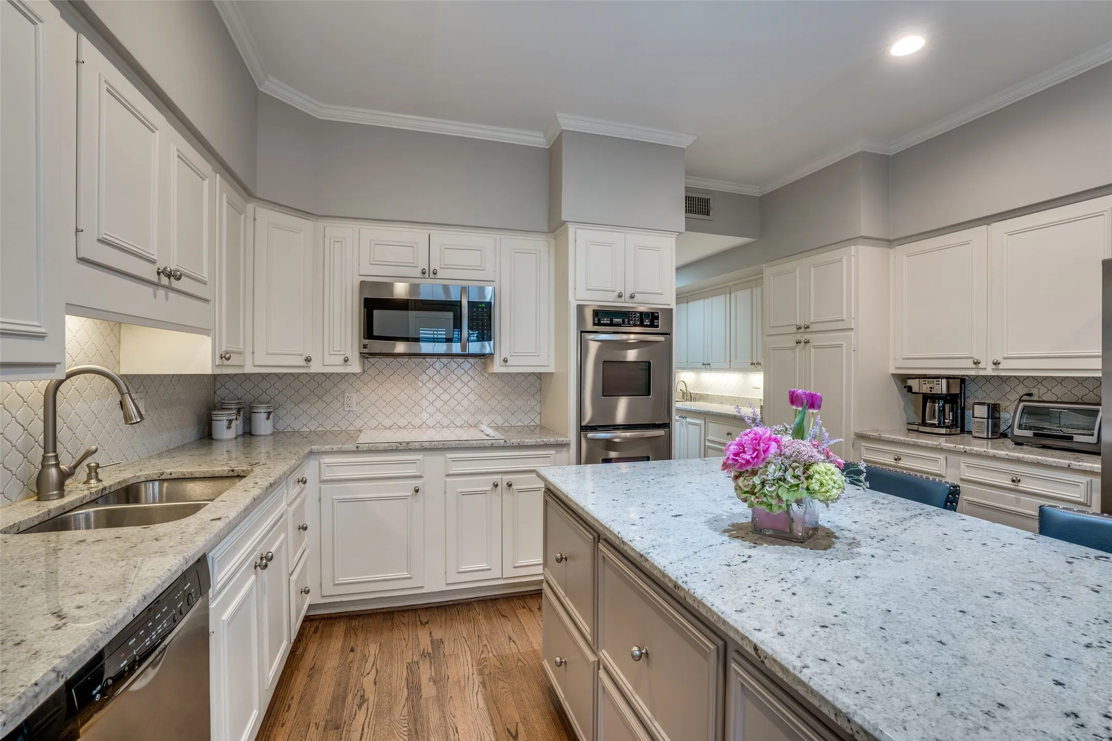 Duplex For Rent in Dallas County , 4309 University Boulevard, University Park, Texas 75205, 3 Bedroom, 3 Bathroom, Garage spaces, 3,155 Sqft, built in 1951, mls#21300874, Real Estate Agent in University Park, Homes For Rent in Dallas county, Homes For Rent in University Park, Realtor in University Park Texas, Real Estate Brokerage Independent Realty Texas, Luminita Cordes Realtor