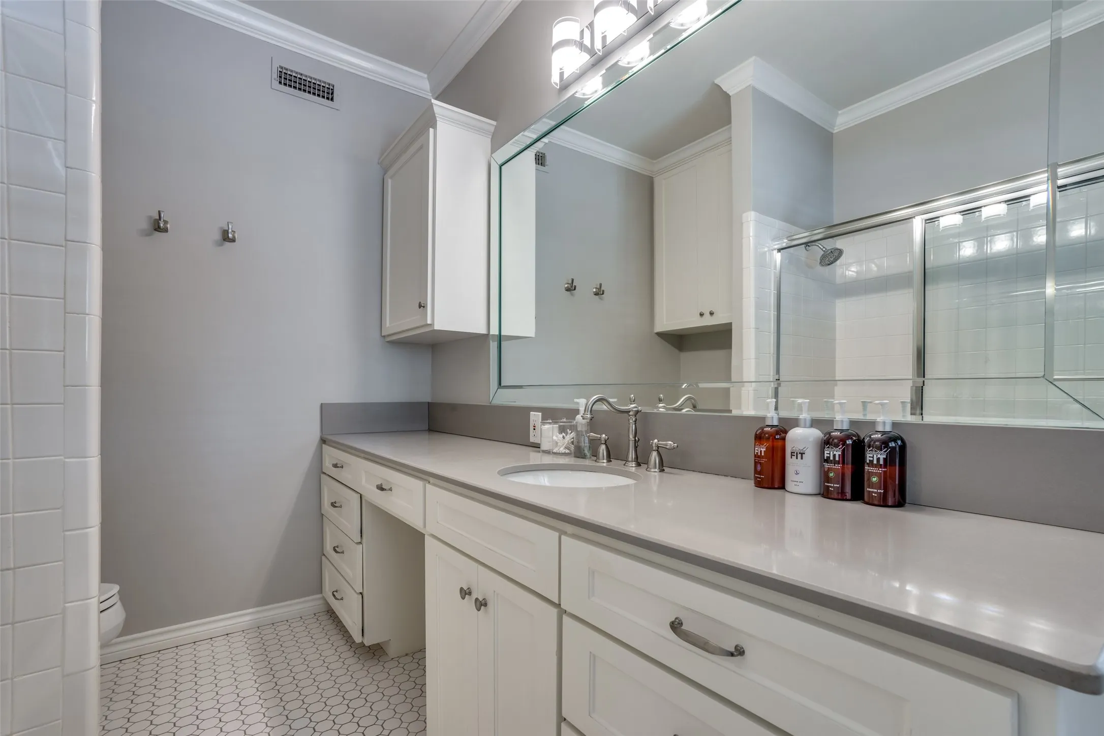 Duplex For Rent in Dallas County , 4309 University Boulevard, University Park, Texas 75205, 3 Bedroom, 3 Bathroom, Garage spaces, 3,155 Sqft, built in 1951, mls#21300874, Real Estate Agent in University Park, Homes For Rent in Dallas county, Homes For Rent in University Park, Realtor in University Park Texas, Real Estate Brokerage Independent Realty Texas, Luminita Cordes Realtor